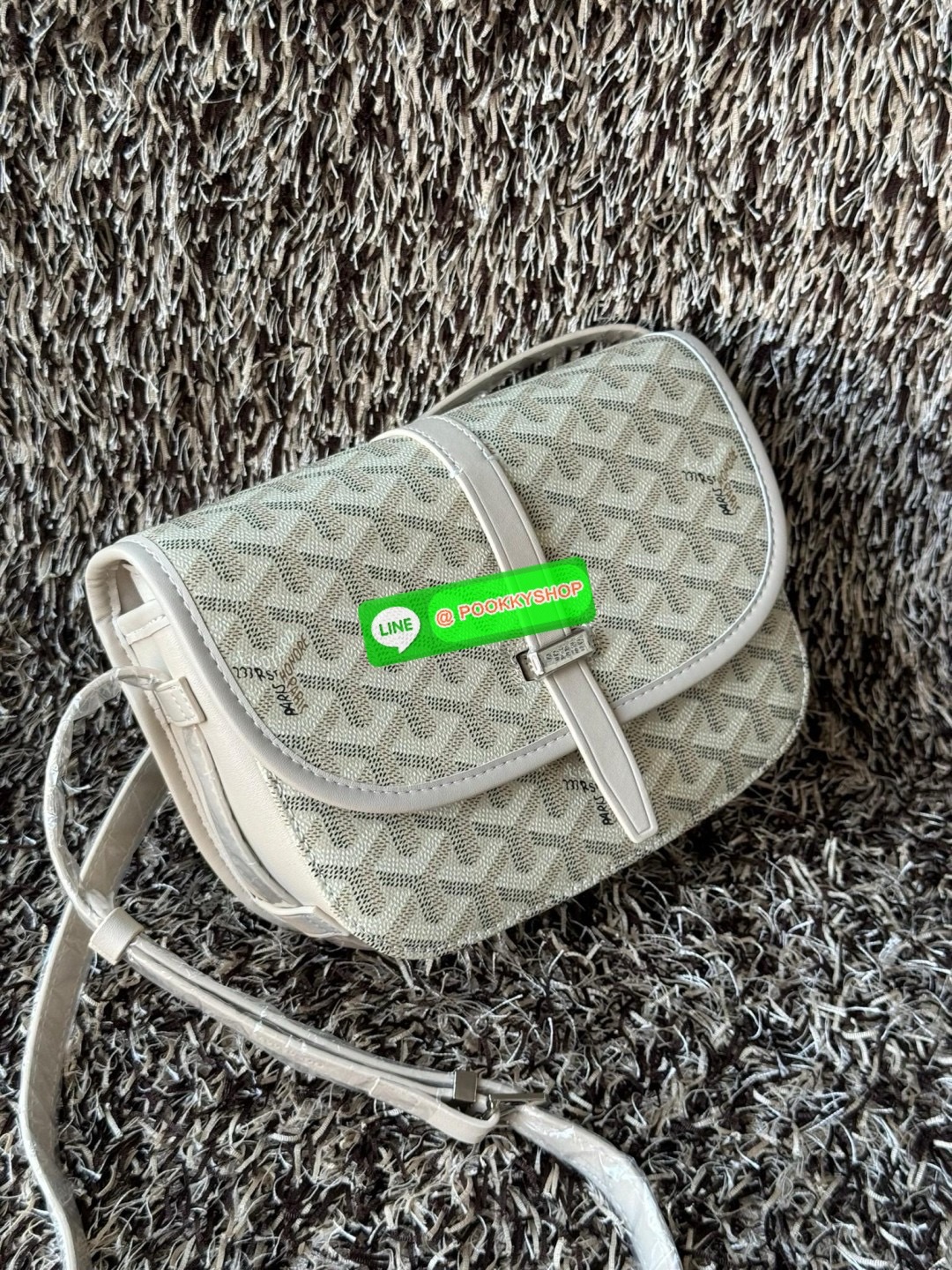 Goyard belvedere pm แบรนด์ดังจากฝรั่งเศส เรัยบหรูแต่ดูสง่า สะดุดตาด้วยลายเฉพาะตัว วัสดุที่นำมาตัดเย็บกระเป๋าเป็นวัสดุผ้าใบ Canvas ที่มีชื่อเรียกว่า “Goyardine” ซึ่งเป็นผ้าใบที่เป็นการผสมผสานระหว่างผ้าฝ้าย (Cotton), ผ้าลินิน (Linen) และ ผ้าป่าน (Hemp) ทำกา