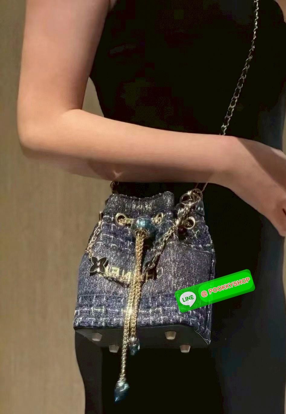 NEW NEW NEW **สินค้าเข้าใหม่** รุ่นนี้บอกเลยว่าสวยทุกอนุ หิ้วไปไหนมาไหนคือเริ่ดไปเลยค่าา CHANEL BUCKET TWEED WITH CHAIN BAG ((Premium gift make up ตปท.)) มีป้ายNot for sale 🔖พร้อมส่งค่าสาวๆ รอบนี้ได้มาไม่เยอะ! กับกระเป๋าขนาดกลางกำลังดี วัสดุผ้าTwe