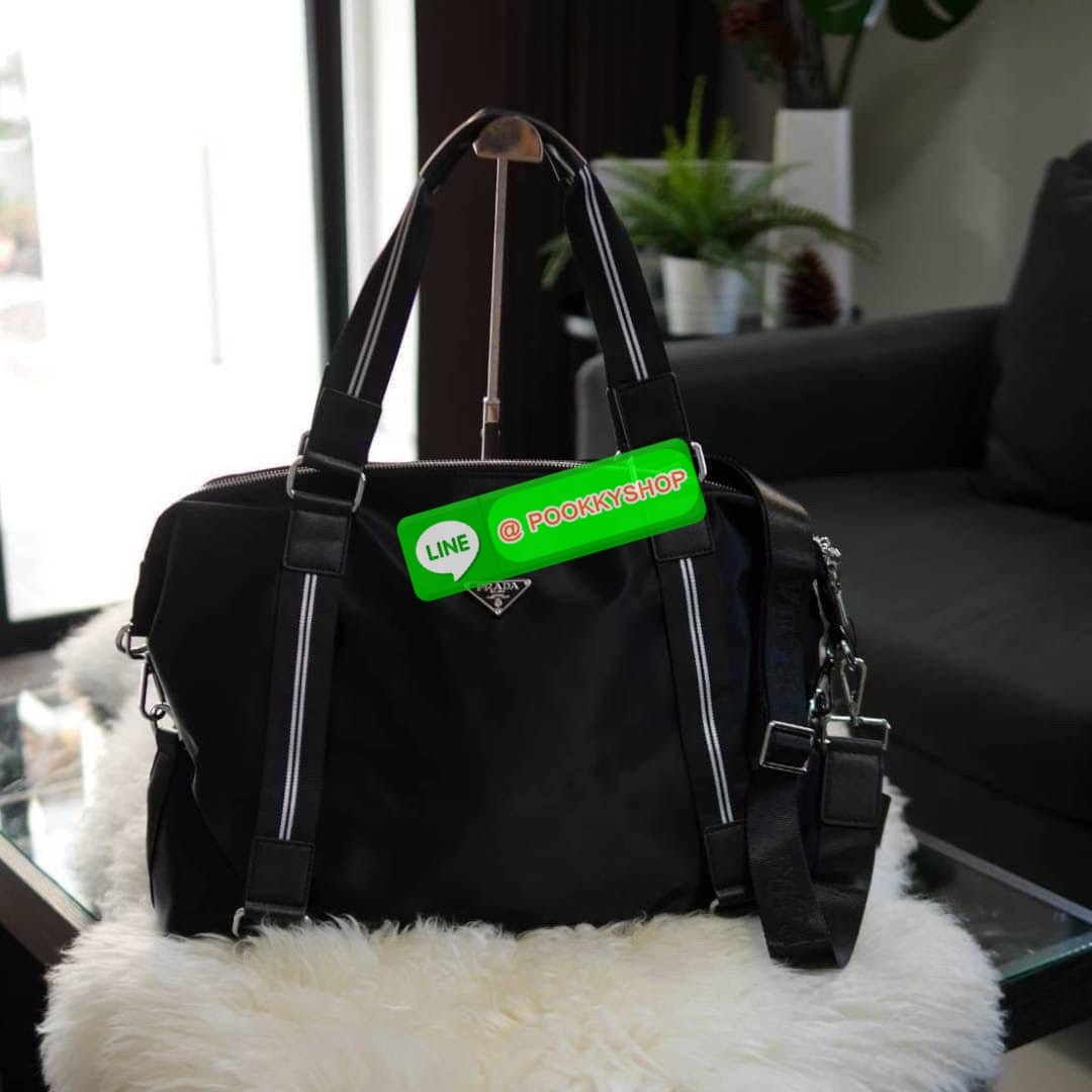 พร้อมส่งที่ไทยอีกครั้งกับ กระเป๋าใบใหญ่ กระเป๋าเดินทางแบบถือ ทรง TRAVEL BAG ใส่ของได้เยอะมาก งานพรีเมียมสมนาคุณแบรนด์ดังอย่าง PRADA ไปต่างประเทศได้สบาย ตัวกระเป๋าทำจากผ้า NYLON เคลือบอย่างดี สามารถกันน้ำได้ อะไหล่เงินทั้งใบ ด้านหน้าประดับโลโก้แบรนด์สุดหรู
