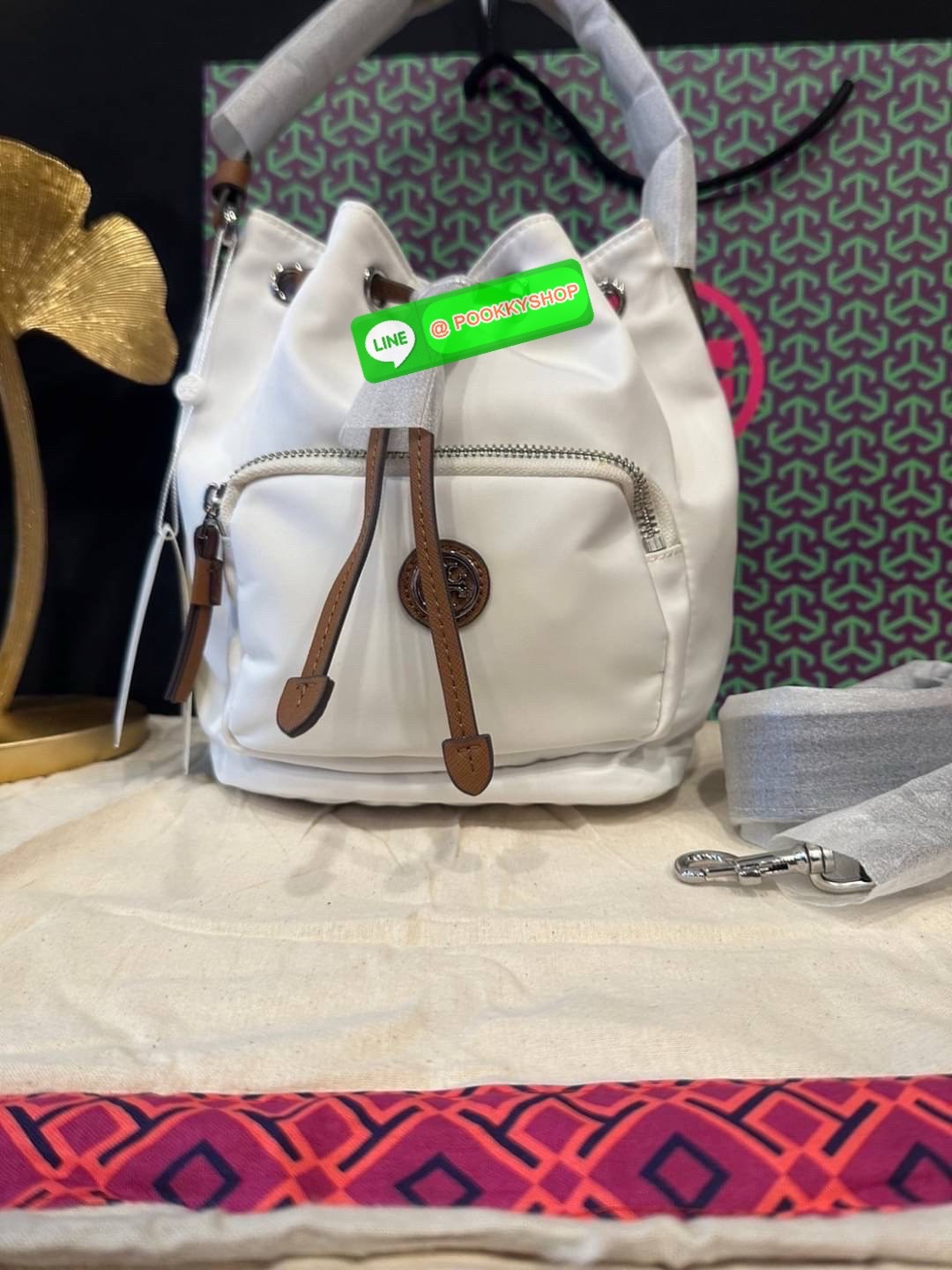 “🖤 Tory Burch Logo-Plaque Bucket Bag – ดีไซน์เรียบเท่ ถือได้ สะพายได้ ครบทั้งความจุและความชิค ✨ วัสดุ ไนลอน แต่งหนัง เบา จุของดี เหมาะกับวันทำงาน หรือวันสบาย ๆ ขนาด 8.5 นิ้ว | สภาพ ใหม่ 100% พร้อมส่ง