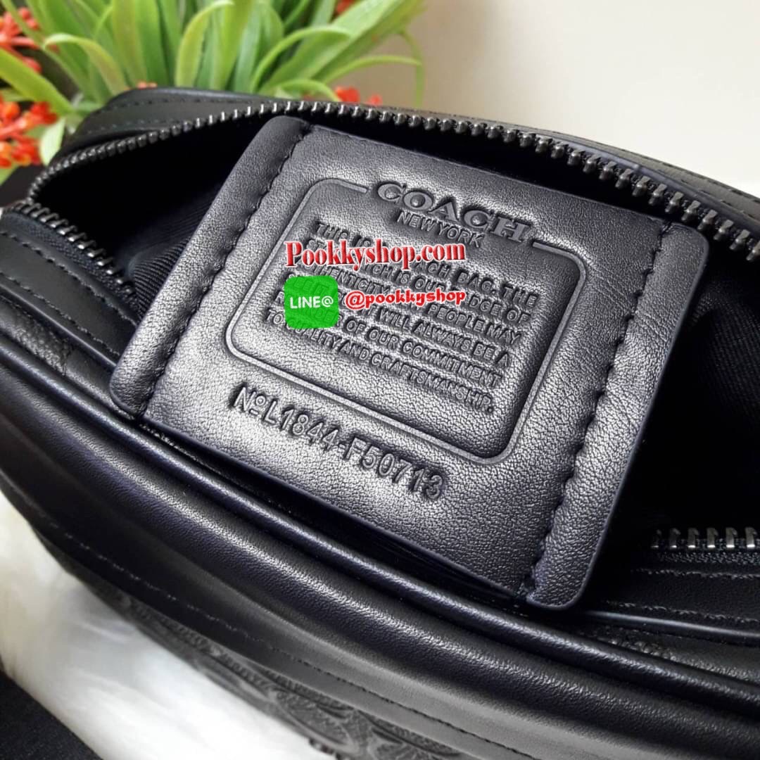 NEW IN !! COACH GRAHAM CROSSBODY IN SIGNATURE LEATHER (COACH F50713) **รุ่นตามหากันเยอะมากๆ** กระเป๋าสะพายข้าง ใช้ได้ทั้งผู้ชายและผู้หญิง โดดเด่นด้วยลาย Signature แบบลาย C นูน สายสะพายถอดได้ สามารถถือเป็นครัชได้ สามารถปรับสายสั้นเป็น คาดอกได้ ขนาดกำลังดี