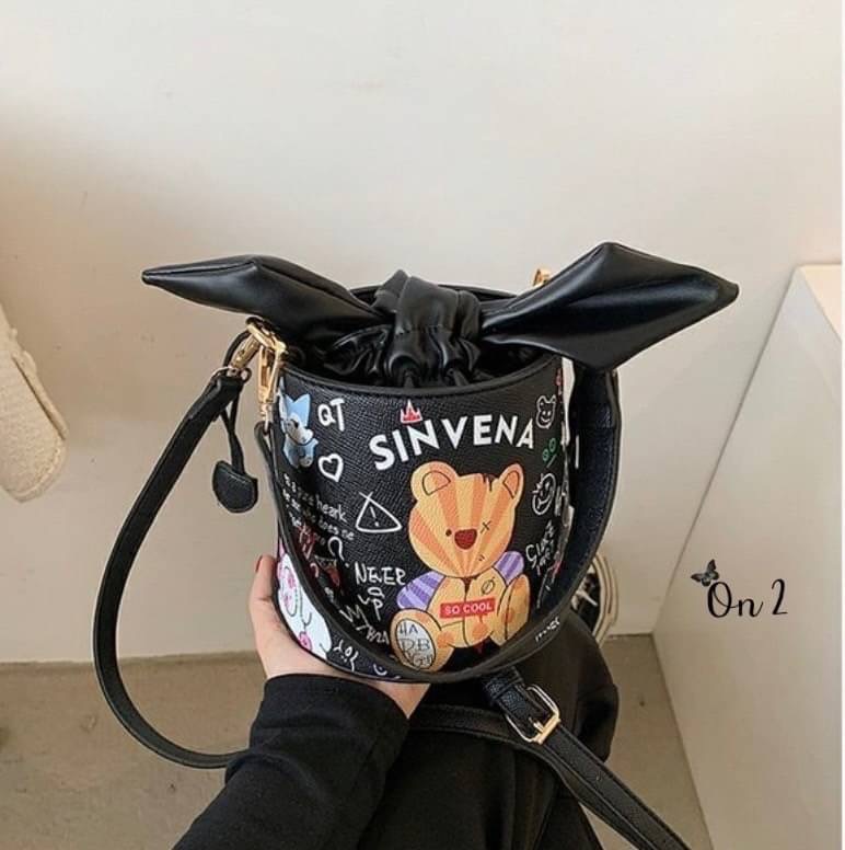 กระเป๋าสะพายทรงถัง หนังพิมพ์ลาย เปิดปิดแบบหูรูด อะไหล่ทอง มาพร้อมสายสะพายยาวครอสบอดี้ งานน่ารักมากค่ะ