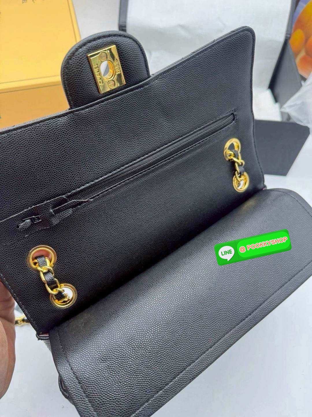 CHANEL Classic Bag 25cm สีใหม่เข้าเพิ่ม สวยละมุน สวยสดใสแบบสับ สวยตัวแม่ต้องมี กระเป๋าสะพายข้าง รูปทรงคลาสสิค หรูหรา เปิด-ปิดกระเป๋าด้วยตัวบิดล็อค ภายในกระเป๋ามีฝาปิดอีก 1 ชั้น โลโก้เด่น คม ชัด!! สะพายได้ 2 แบบ เป็นเส้นคู่สะพายไหล่ หรือเส้นเดี่ยวสะพาย cro