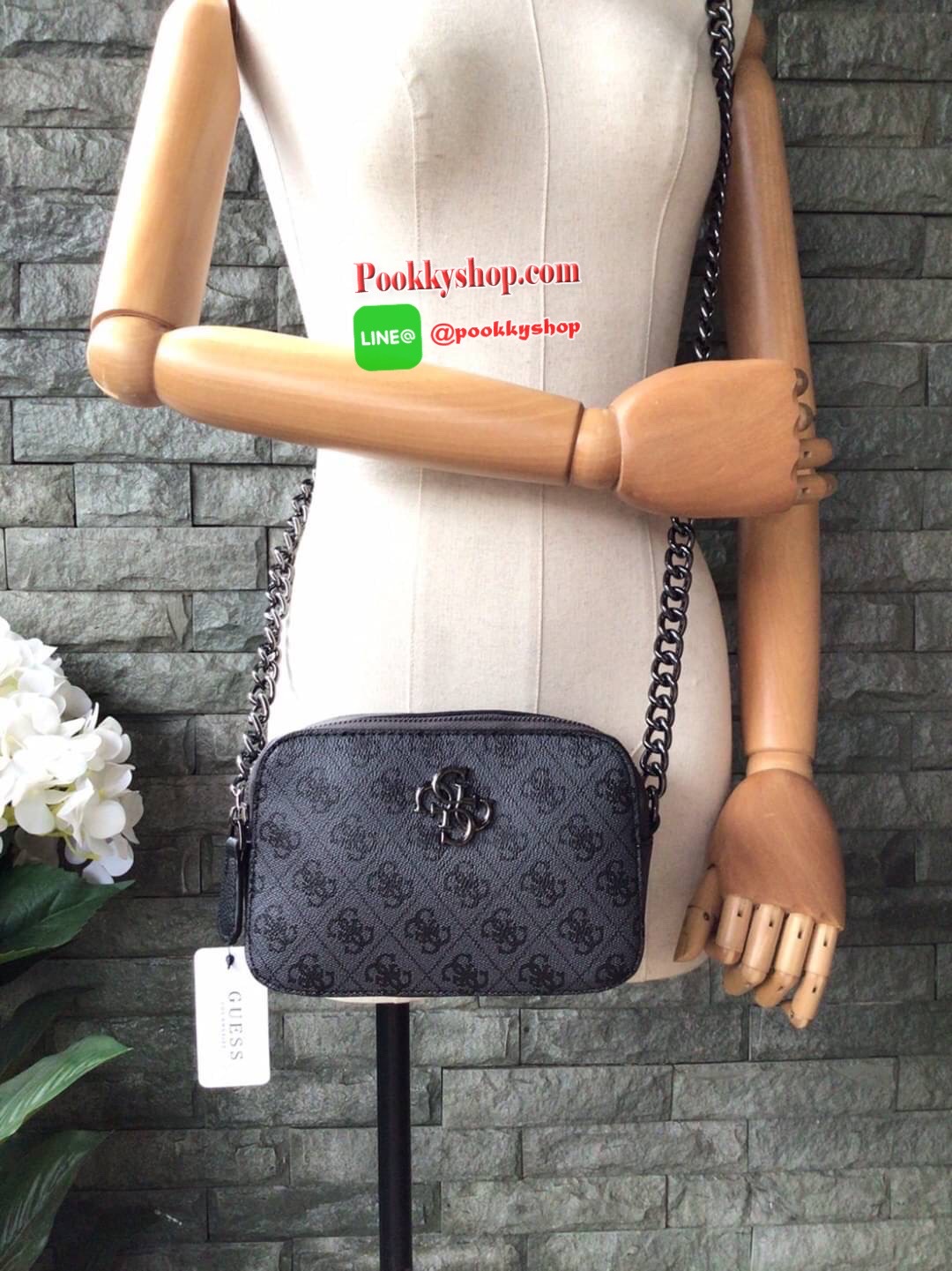 GUESS NOELLE CROSSBODY CAMERA BAG กระเป๋าสะพาย Crossbody รุ่นยอดนิยมหนังเรียบ และ หนังลาย Signature แบรนด์รอบใบ สวยอยู่ทรง ขนาดกำลังดี ด้านหน้ามีโลโก้แบรนด์ เปิดปิดด้วยซิปสะดวกใช้ แบ่งเป็น 2 ช่องซิป ภายในมีโลโก้ซับในลายแบรนด์ ภายในแยกเป็นสัดส่วนใช้งาน ใส่