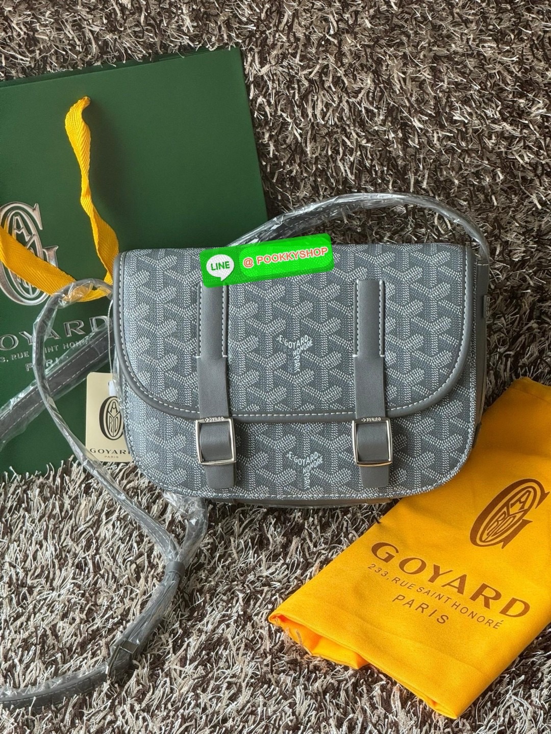 Goyard Belvedere Messenger ถูกออกแบบให้มีน้ำหนักเบาเพื่อความคล่องตัวสามารถใส่สิ่งของ ได้อย่างสบายและถือได้ว่าเหมาะอย่างยิ่ง สำหรับการใส่หลากหลายโอกาสด้วยสายสะพายแบบสะพายข้าง และฝาปิดกระเป๋าทั้งสองฝั่งที่แน่นหนา และยังมีการเพิ่มลูกเล่นด้วย ช่องใส่ของทางด้า