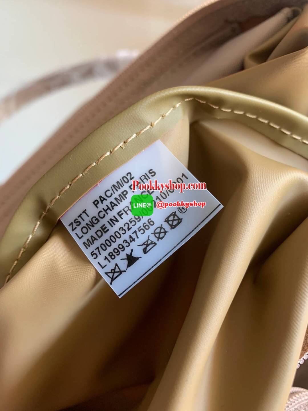 Longchamp Made In France Le Pliage Eiffel Tower Limited Edition Tote Bag สุดลิมิเตทกับlongchamp ที่ ออกมาเฉพาะซีซั่น พิมพ์ลายหอไอเฟล สามาถพับเก็บได้ ตรงตามชื่อทรง (คำว่า Le Pliage เป็นภาษาฝรั่งเศส แปลว่าการพับ) ส่วนฝาปิดและหูจับเป็นหนังที่ทำให้กระเป๋าดูไม