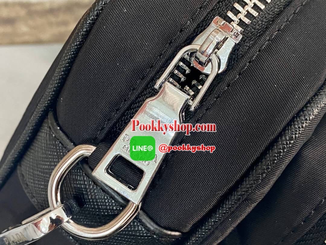 PRADA NYLON BAG WITH ZIP พรีเมี่ยมกิ้ฟจากเคาน์เตอร์แบรนด์ Limited edition วัสดุ Nylon ด้านหน้าประดับโลโก้และช่องใส่ของ เปิดปิดด้วยซิป ภายในลายแบรนด์ Polyester 100% มีโลโก้ ช่องใส่มือถือ สามารถใส่กระเป๋าสตางค์ใบกลาง และของใช้ได้พอประมาณ น้ำหนักเบา ตัวจริงส