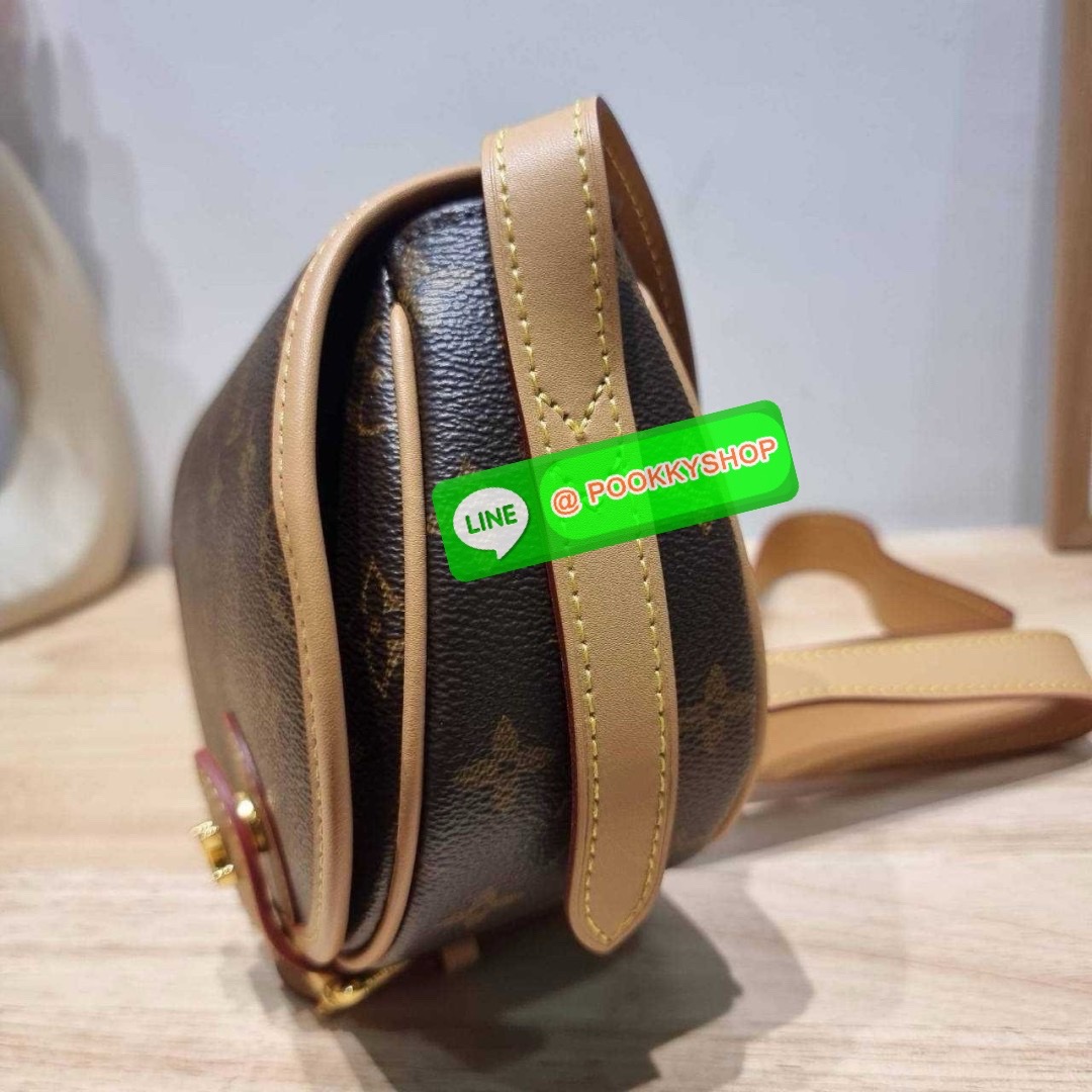 LV TAMBOURIN CROSSBODY BAG 🔆 Details รุ่นลิมิเต็ดหายาก กับกระเป๋าสะพายทรงสวย ดีไซน์คลาสสิค เปิด-ปิดด้วยกนะดุมแม่เหล็ก สายสะพายในตัว ปรับได้ หรือซ่อนสายและถือเป็น clutch ออกงานก็ได้ ดูแพงมากๆ ภายในเป็นช่องโล่ง ใส่ของจุกจิกได้ ของจำเป็นได้ โทรศัพท์ไ