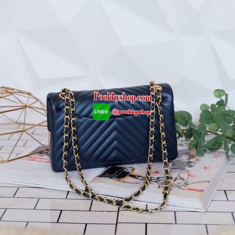 มาเพิ่มละค่า งาน Best Seller พร้อมสีใหม่สวยๆ มาให้เลือกเพิ่มอีก 2 สี !! KEEP รุ่น shoulder chevron chain handbag สวย หรู มากๆ เลยน๊า กระเป๋าอยู่ทรง หนังตัวใหม่ Microfiber สวย ทนกว่าเดิม ตัวกระเป๋าเย็บประณีต สายโซ่ปรับ สั้น ยาวได้คะ ภายในสีแดง มีช่องใส่ของ