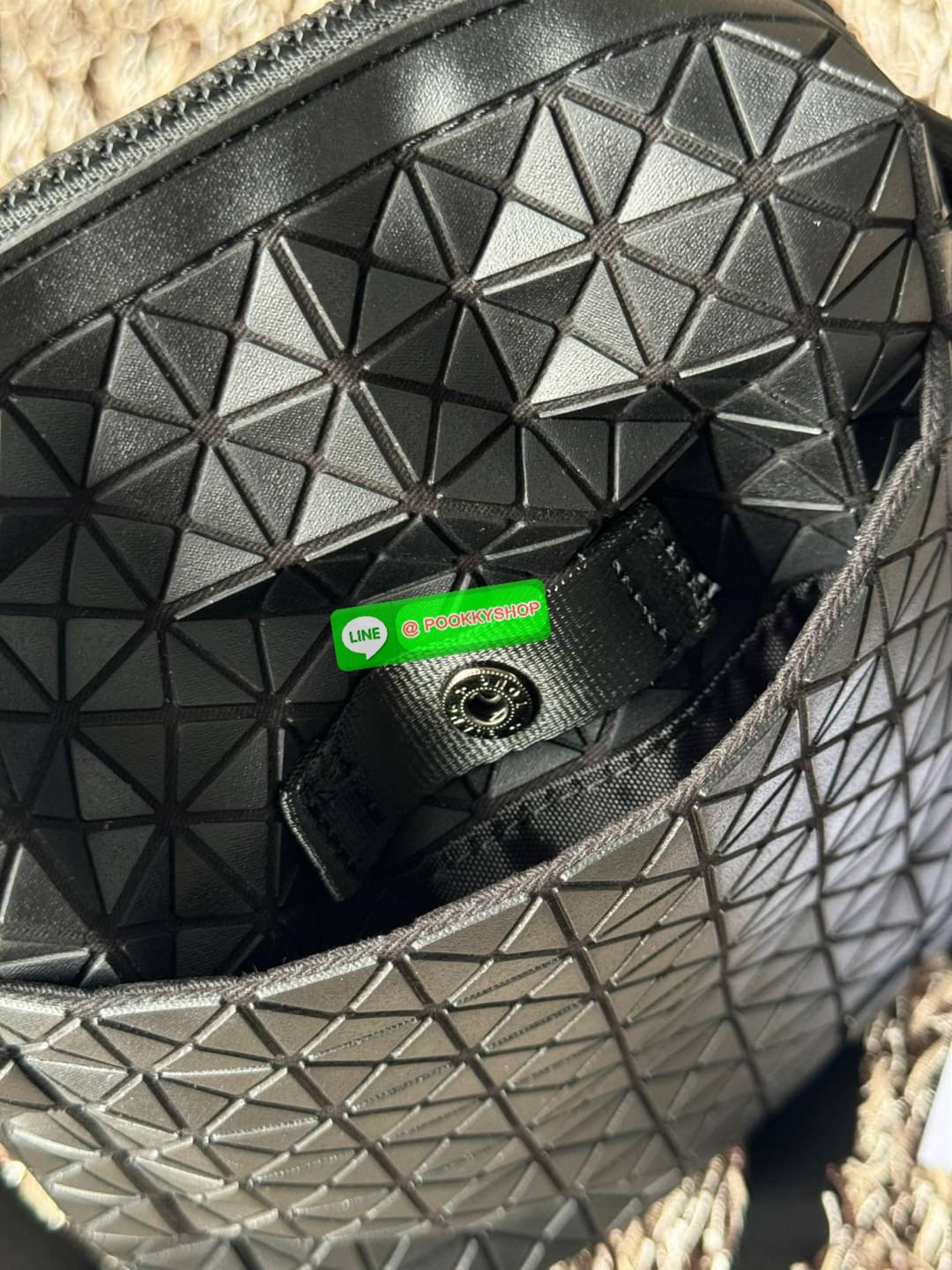 Bao bao issey miyake VOYAGER Shoulder Bag กระเป๋าสะพายข้างใบนี้มีสายสะพายปรับระดับได้ มีซิปเปิดปิดด้านบน และช่องแบบเปิดด้านใน ช่องกระเป๋าด้านนอกปิดด้วยปุ่มแม่เหล็ก มีขนาดที่สะดวกสำหรับเก็บสิ่งของจำเป็นทั้งหมดของคุณ VOYAGER คือเพื่อนร่วมเดินทางที่สมบูรณ์แบ