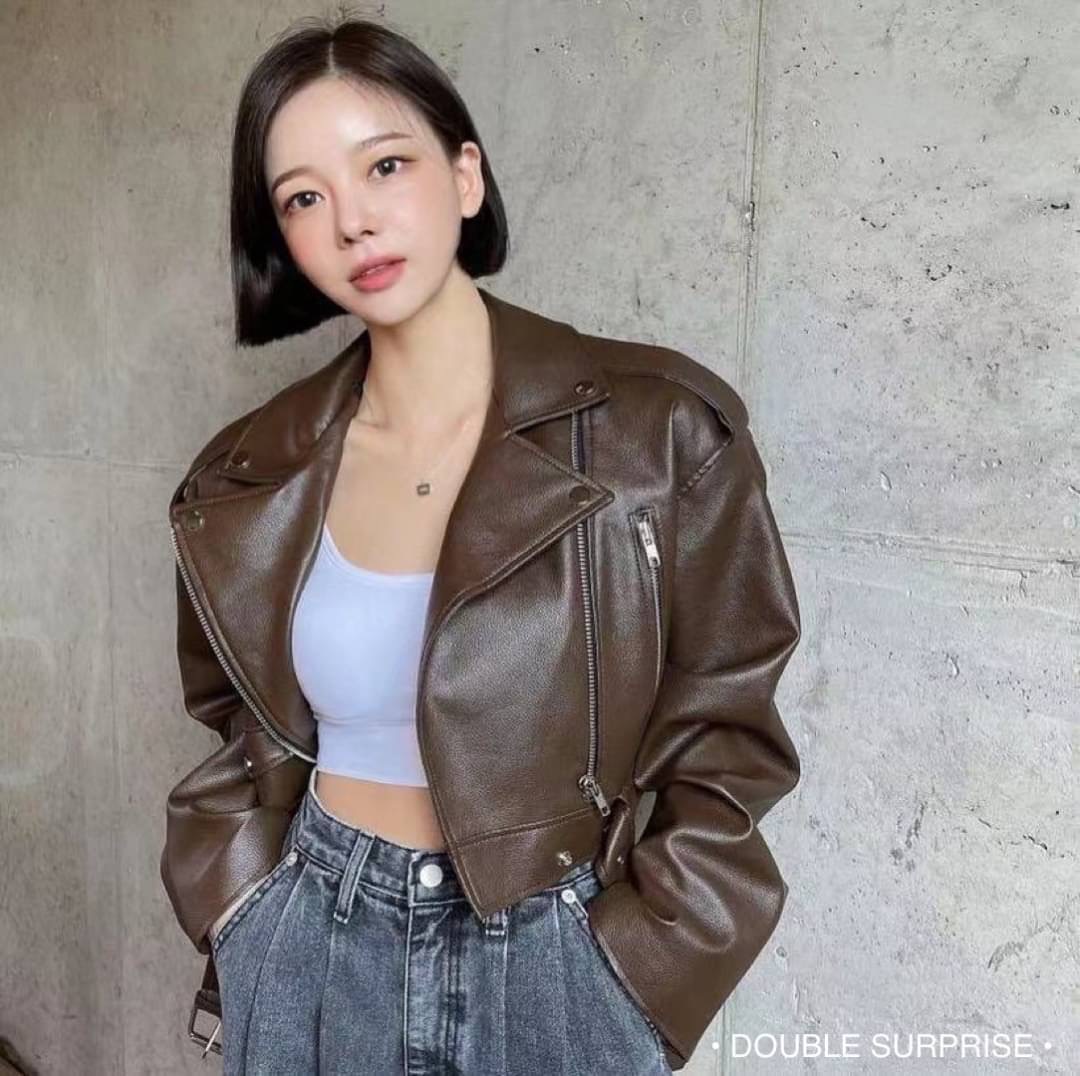 NEW ARRIVALS เสื้อJACKETหนัง คอปกทรงสวยเลยค่ะ งานติดซิปด้านหน้าและปลายแขน เจาะกระเป๋ารูดซิปได้ ชายเสื้อมีเข็มขัด งานมีซับในอย่างดี ใส่สวยทั้ง2สี น่ารักมากๆค่ะ (DOUBLE SURPRISE bydressmepls.)