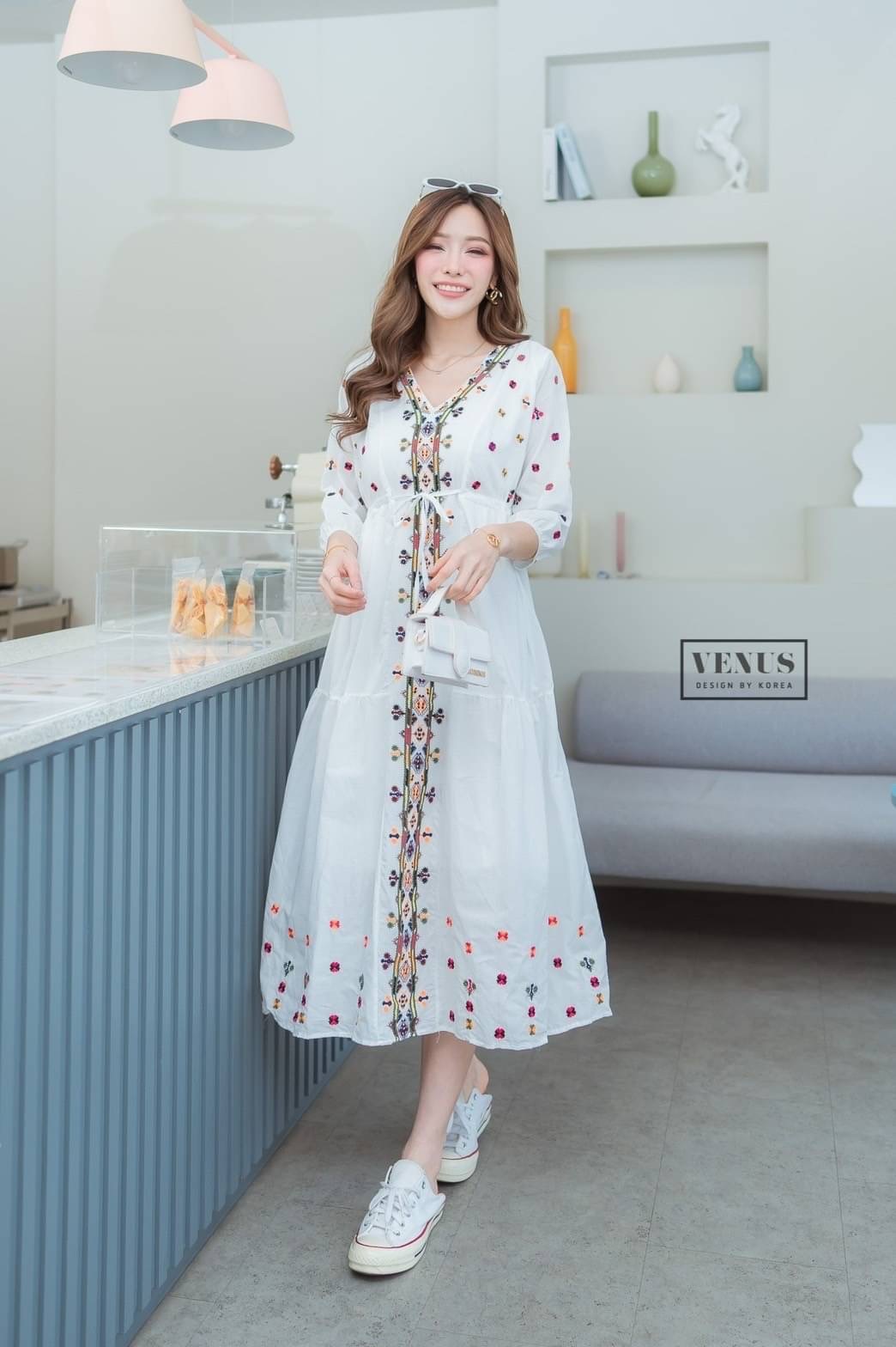 I'm Lady By Venus Bohemain Maxidress แม๊กซี่เดรสปักลายตามแบบฉบับโบฮีเมี่ยน งานสวยเวอร์วังมากๆนะคะ ช่วงเอวสามารถรูดได้คะเก๋สุดๆคะ แม๊ทกับรองเท้าผ้าใบก็สวยเป๊ะคะ
