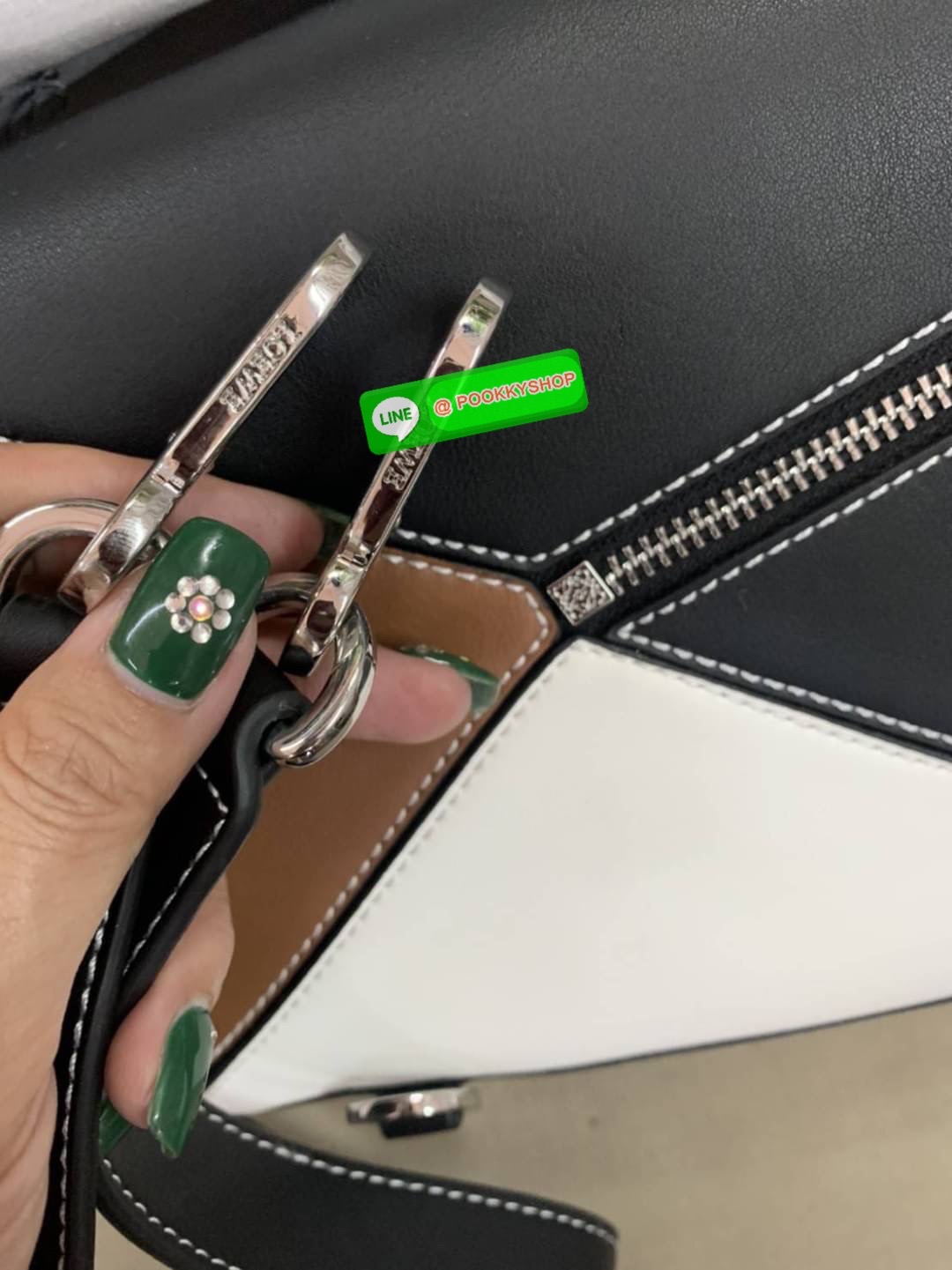 NEW IN! LOEWE CROSSBODY BAG VIP GIFT WITH PURCHASE (GWP) กระเป๋าถือหรือสะพาย Limited Edition จาก LOEWE PERFUME DUTYFREE COUNTER วัสดุ Leather Calfski หนังแท้ (หนังวัว) งานสวยตั้งอยู่ทรง สีสันสดใสทูโน ขนาดกำลังดี น้ำหนักเบา อะไหล่เงิน