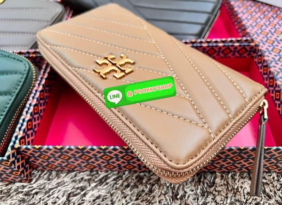 TORY BURCH KIRA CHEVRON ZIP CONTINENTAL WALLET 🌟พร้อมส่ง รุ่นที่สาวๆต้องมีติดมือสักใบค่ะ ✔️กระเป๋าสตางค์ใบยาว หนังแกะนิ่มมือ ยืดหยุ่นดีมากๆค่ะ ✔️อะไหล่ทองสีสวยมากๆ ภายในมีช่องใส่ธนบัตร2ช่องกว้าง มีช่องเสียบบัตรได้ถึง8ช่อง พร้อมช่องซิ