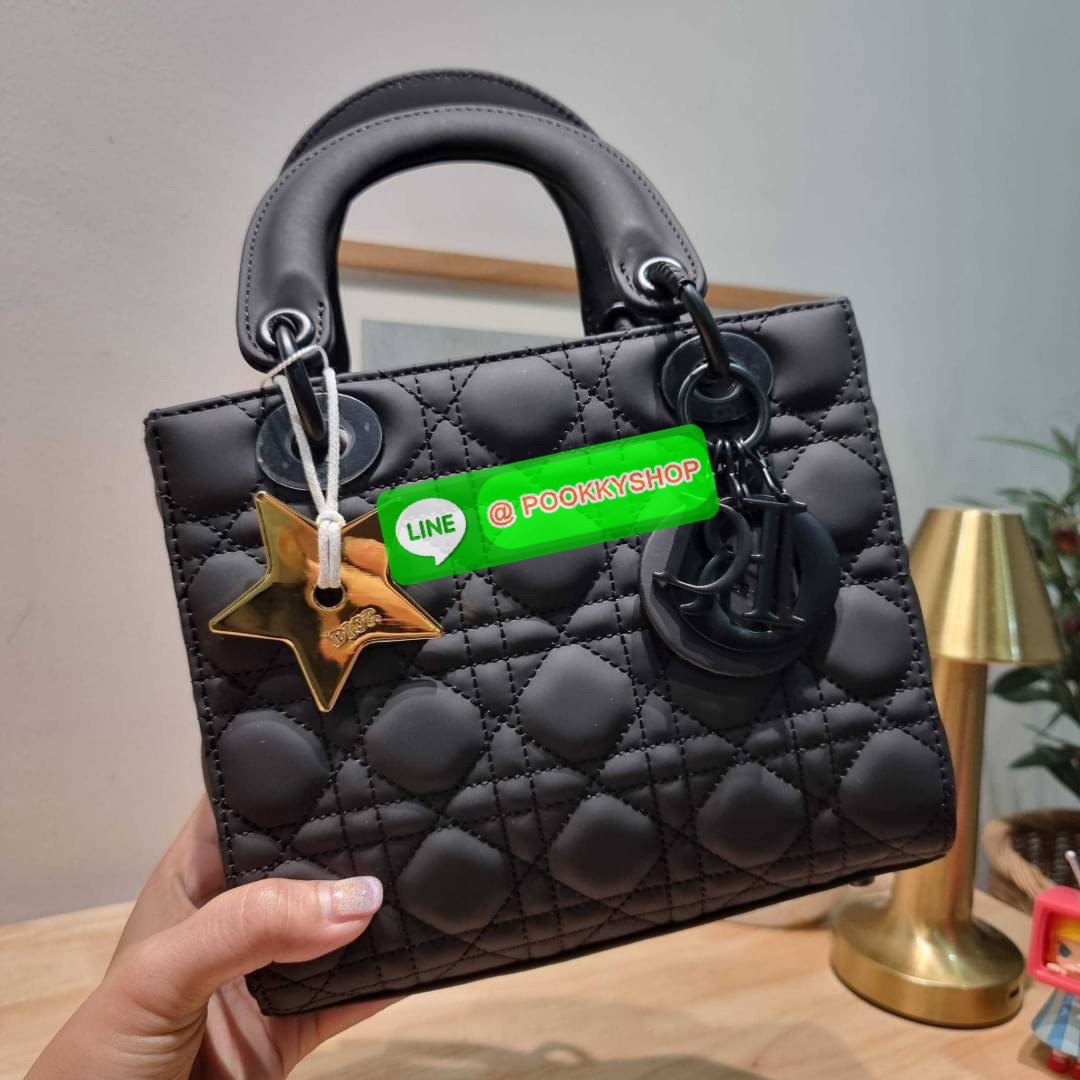 NEW ARRIVAL!! CD LADY ULTRAMATTE BAG กระเป๋าสะพายข้างพรีเมี่ยมกิ๊ฟสุดฮอต ดีไซน์เรียบง่าย แต่แฝงไปด้วยความหรูหรา ทรงกล่องคลาสสิค โดดเด่นด้วยพวงกุญแจอะไหล่สีเดียวกับตัวกระเป๋า วัสดุหนังแท้ผิวแมทท์ ลายเส้นซ้อนทับสวยงาม มีรูปแบบ หูจับในตัวและสายครอสบอดี้สุดเล
