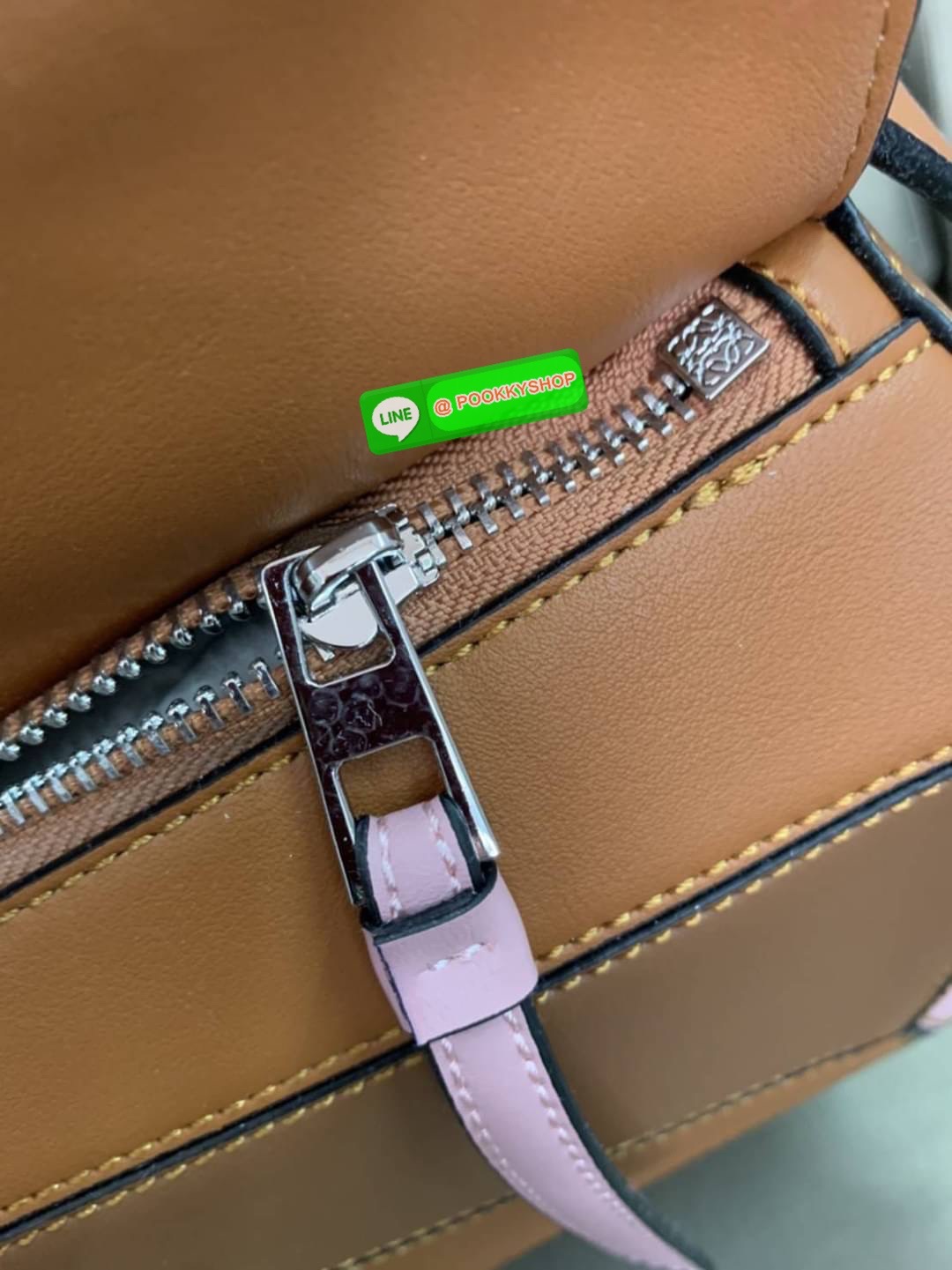 NEW IN! LOEWE CROSSBODY BAG VIP GIFT WITH PURCHASE (GWP) กระเป๋าถือหรือสะพาย Limited Edition จาก LOEWE PERFUME DUTYFREE COUNTER วัสดุ Leather Calfski หนังแท้ (หนังวัว) งานสวยตั้งอยู่ทรง สีสันสดใสทูโน ขนาดกำลังดี น้ำหนักเบา อะไหล่เงิน