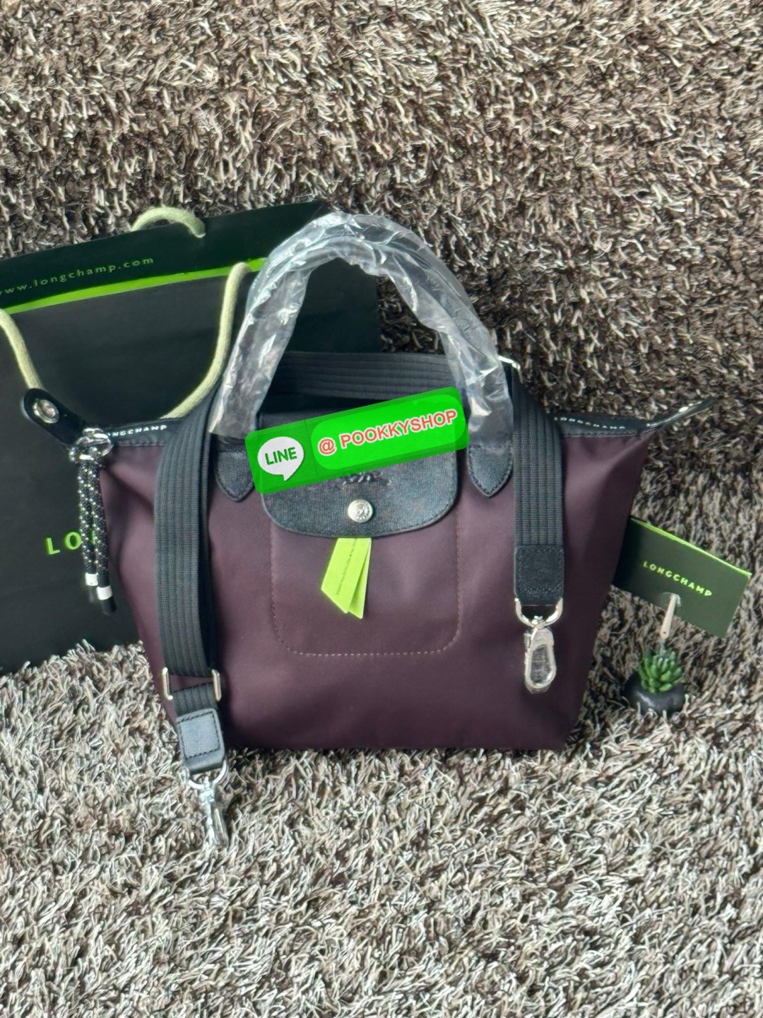 Longchamp LE PLIAGE ENERGY S HANDBAG LE PLIAGE รีไซเคิล ECONYLสไตล์สปอร์ต ทันสมัย และใช้งานได้จริง น้ําหนักเบา กระเป๋าใบนี้เป็นเครื่องประดับที่มีเสน่ห์ในอุดมคติที่จะติดตามคุณในทุกกิจกรรมยามเย็นของคุณ มาพร้อมกับสายสะพายไหล่ปรับได้ สามารถพกพาได้ ทั้งแบบถือแ