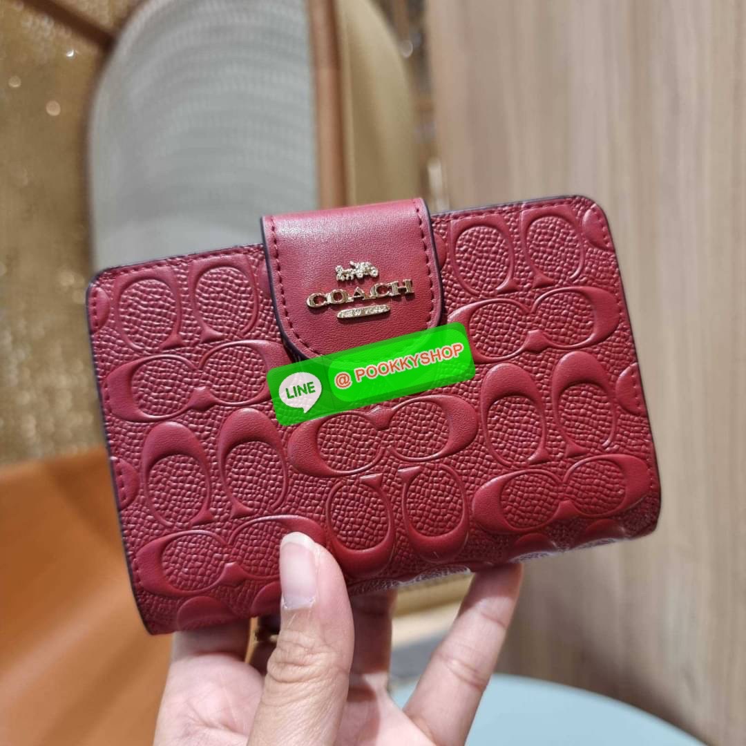 COACH C5896 MEDIUM CORNER ZIP WALLET IN SIGNATURE LEATHER คอลเลคชั่นใหม่งานหรู งานดูแพง จัดให้เลย!! กระเป๋าสตางค์ใบกลาง ดีไซน์ใหม่ สุดหรู แค่เห็นก็ต้องเลิฟ ถือใช้ขับผิวทุกสี วัสดุหนังแท้ปั๊มลายนูนสวยคม ภายในมีช่องใส่บัตร ใส่ธนบัตรได้ครบ และมีช่องซิปแยก ใบ