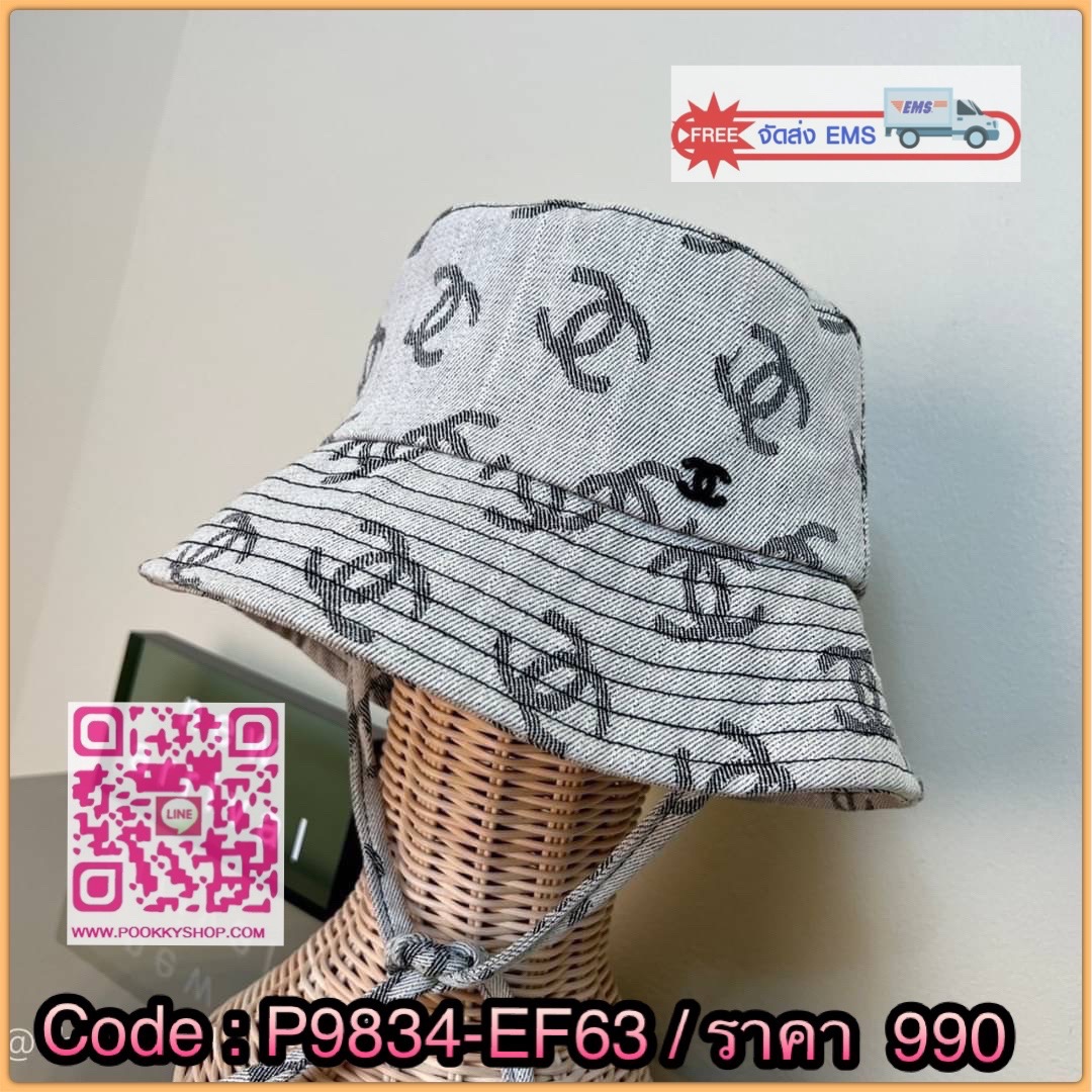 New Chanel Bucket hat Details: หมวก Chanel ชนช็อป ทรงBucket สกีนลายChanel รุ่นนี้น่ารักมากๆ เหมาะกับการใส่เที่ยวรับลมร้อนสุดๆหรือจะใส่เปนพร้อบกับชุดเสื้อผ้าก็ดูดี ตัวเชือกที่หมวกสสามารถผูกเป็นโบว์เพิ่มลุคเก๋ได้