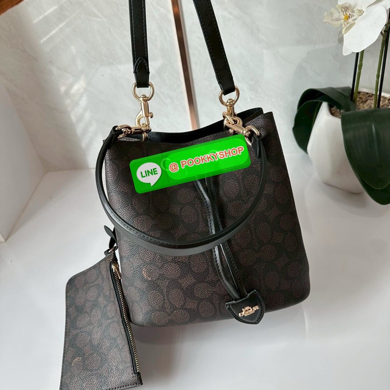 Coach Roan Bucket Bag Signature Canvas CBH07 กระเป๋าทรงบัคเก็ตใบเก๋ ดีไซน์คลาสสิก ลายซิกเนเจอร์สุดฮิต ใส่ได้ทุกโอกาส มาพร้อมสายสะพายปรับได้ ถอดได้ ใช้งานได้ทั้งสะพายไหล่ / crossbody / handheld