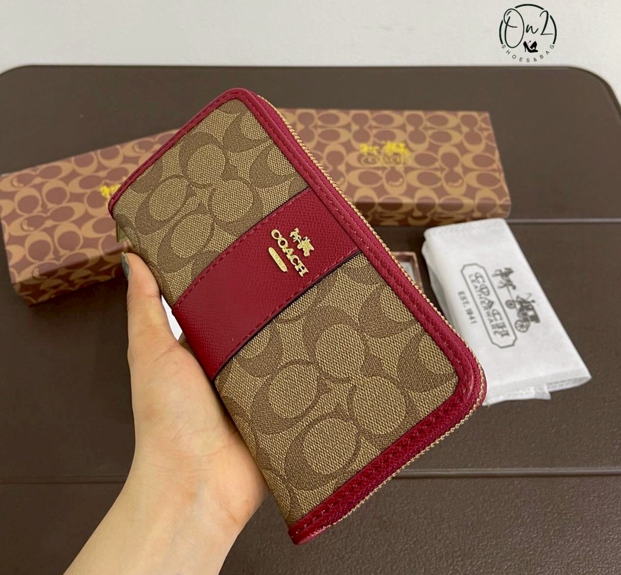 Coach wallet กระเป๋าสตางค์ สวยสะดุดตาสุดสุด เป็นแบบใบยาวแบบมีช่องเล็กใส่เหรียญ ใส่การ์ดใส่แบงค์ได้ มีสีมงคลให้เลือกเยอะมาก เหมาะสำหรับเป็นของฝากของขวัญหรือใช้เองก็เลิศค่ะ