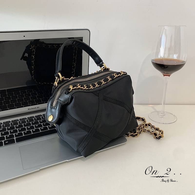 NEW Arrival CHANEL Nylon Crossbody bag กระเป๋าผ้าไนลอนเดินด้ายตารางสีดำ อะไหล่สีทองเข้ม สายโซ่ร้อยหนัง อะไหล่สีทอง สวยเลิศ♥️