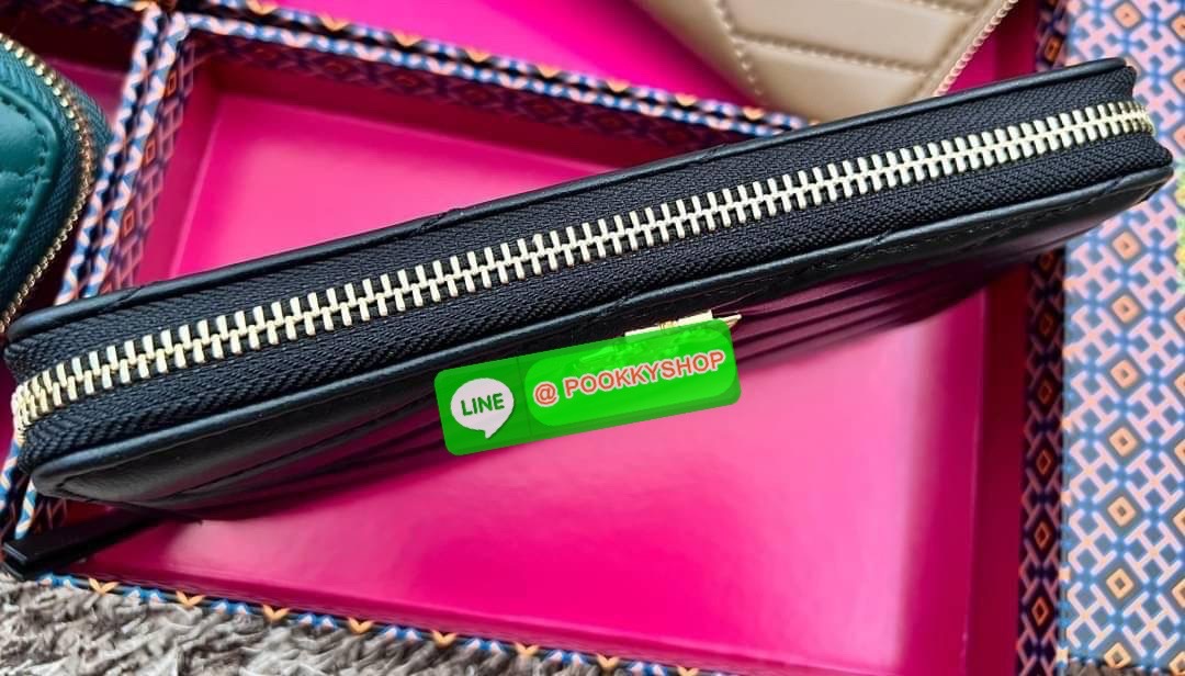 TORY BURCH KIRA CHEVRON ZIP CONTINENTAL WALLET 🌟พร้อมส่ง รุ่นที่สาวๆต้องมีติดมือสักใบค่ะ ✔️กระเป๋าสตางค์ใบยาว หนังแกะนิ่มมือ ยืดหยุ่นดีมากๆค่ะ ✔️อะไหล่ทองสีสวยมากๆ ภายในมีช่องใส่ธนบัตร2ช่องกว้าง มีช่องเสียบบัตรได้ถึง8ช่อง พร้อมช่องซิ