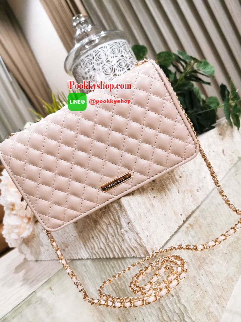 พร้อมส่ง! BEST SELLER! CHARLES & KIETH MINI CLUTCH BAG กระเป๋าสะพายทรงคลัชรุ่นยอดนิยมดีไซน์คลาสสิควัสดุหนังนิ่มลายตารางสวยอยู่ทรงขนาดมินิสไตล์ Chanel เปิดปิดด้วยตัวล๊อคแบบบิดอะไหล่ทอง ด้านหลังประดับโลโก้แบรนด์สวยดูดี มาพร้อมสายสะพายโซ่ร้อยหนัง Crossbody ไ