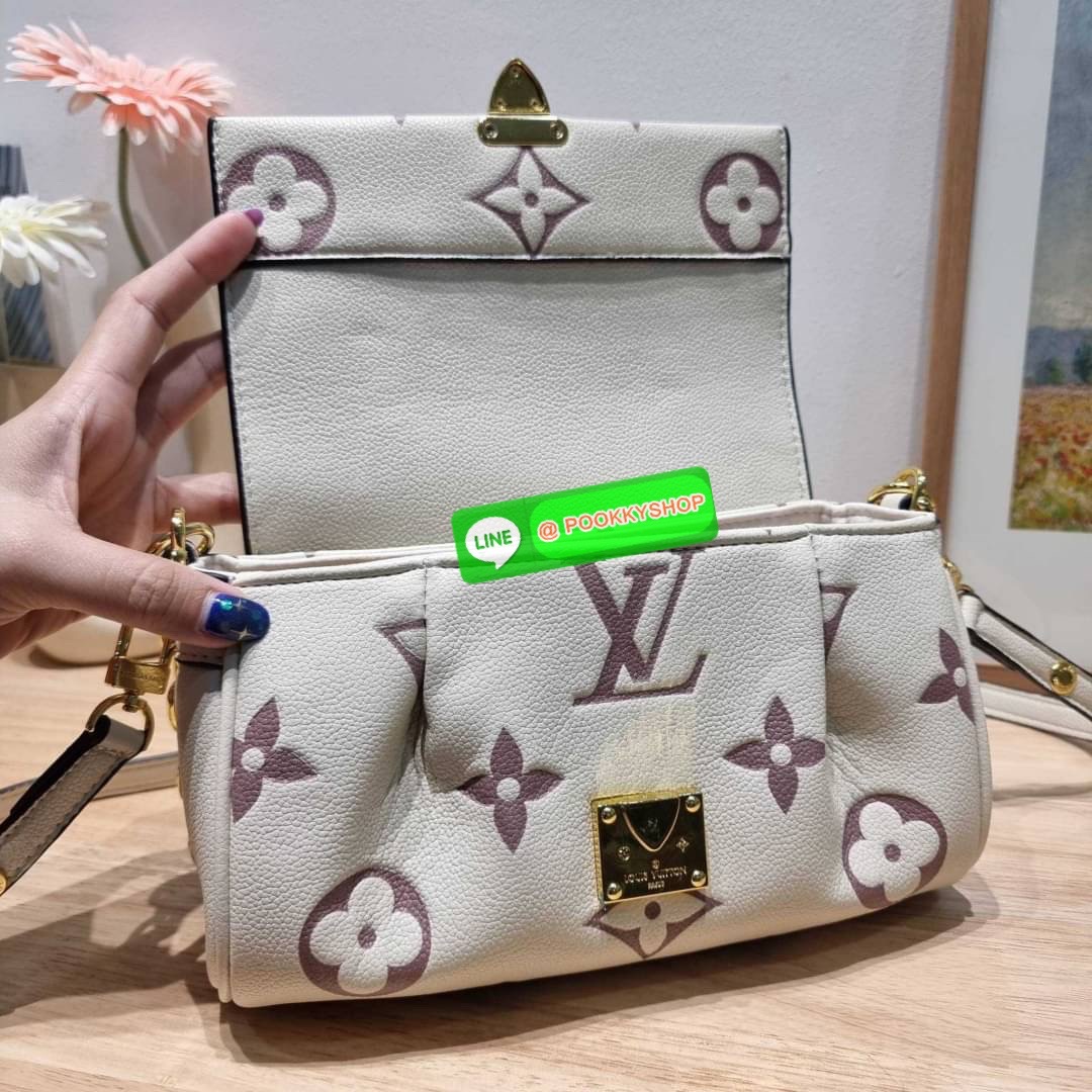 New in กระเป๋าสะพายคอลใหม่ล่าสุด สวยหรู ดูแพง ดีไซน์รูปทรงออกมาให้ใช้งานได้ง่าย เปิด-ปิดด้วยอะไหล่แม่เหล็ก ภายในโล่งกว้าง ใส่ของสำคัญได้ครบ มาพร้อมสายสะพายถึง 2 แบบ สายโซ่สะพายไหล่อัพความหรู และสายหนังที่ปรับยาวสั้นได้ สะพายข้างชิลๆก็ดูดี จัดให้พร้อมเสิร์