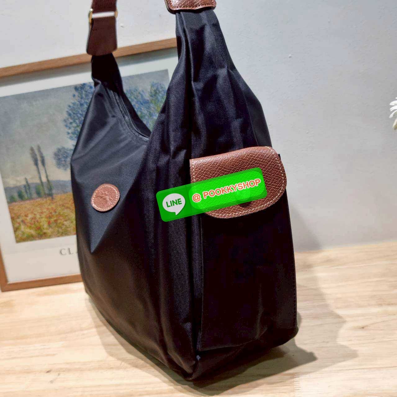 🔆 Model Longchamp le pliage hobo bag 🔆 Details กลับมาอีกครั้งกับรุ่นหายาก กระเป๋าทรงโท้ท ใบใหญ่กำลังดี จุของได้เยอะมากๆ ใส่โน้ตบุ้คได้ ใช้ไปทำงานแมทช์ได้กับทุกไลฟ์สไตล์ ด้านข้างมีกระเป๋าเล็กๆใส่ของจุกจิกหรือโทรศัพท์ได้ เปิด-ปิดกระเป๋าด้วยซ