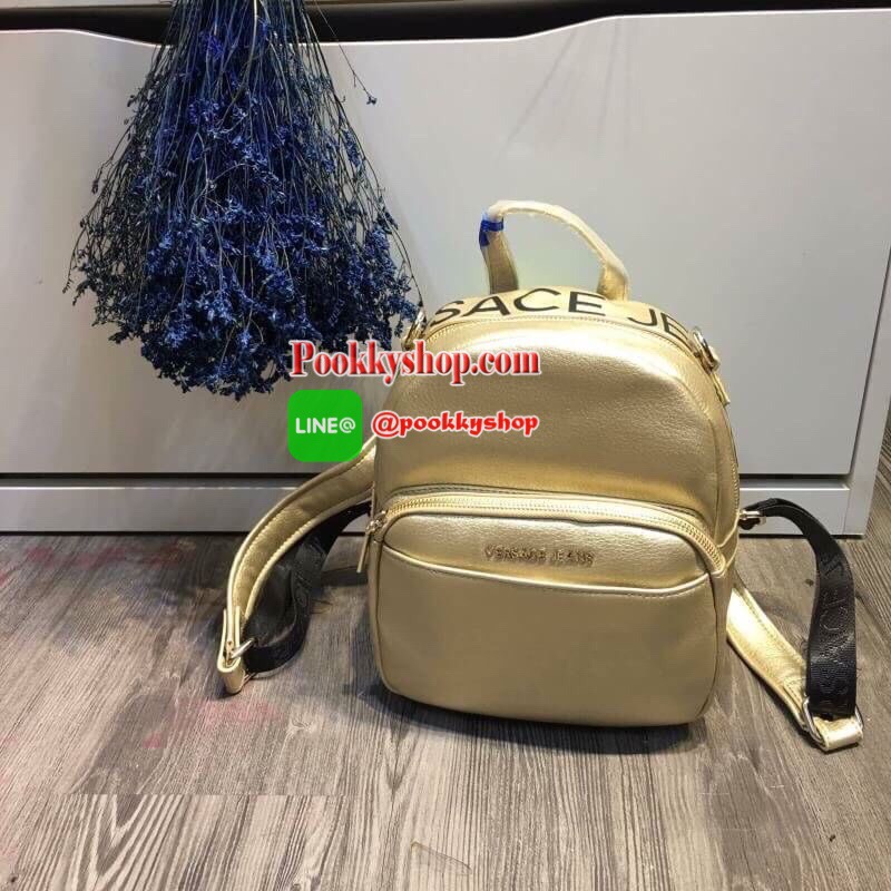 VERSACE JEANS BACKPACK BAG (VJ) กระเป๋าสะพายเป้จากแบรนด์ดัง วัสดุ PU คุณภาพดี นิ่ม ด้านในโล่งกว้าง มีช่องซิปหนึ่งช่อง ช่องเล็กใส่ของแยกเป็นสัดส่วน ด้านหน้ามีช่องซิปและช่องใส่มือถืออีกหนึ่งช่อง ซับในลายแบรนด์ รุ่นนี้สามารถสะพายได้ถึง2แบบ ราคาสุดคุ้มค่ะห้าม