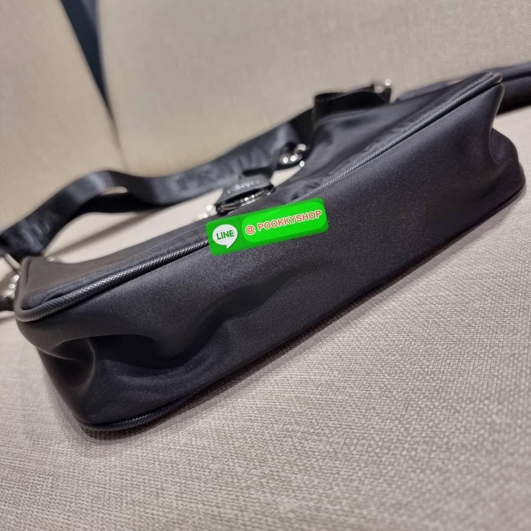 PRADA RE-EDITION 2005 RE-NYLON SHOULDER BAG ไอเท็มสุดปัง ที่ฮิตตลอดกาลไม่ว่าจะปีไหนๆ จัดให้ครบทั้งสีขายดีและสีใหม่ล่าสุด ที่สายคุณหนูห้ามพลาด!! กับกระเป๋าสะพายทรงคลาสสิค เหมาะเป็น everyday bag มากๆ วัสดุผ้าไนล่อนคุณภาพ พร้อมใบลูก ไว้ใส่เหรียญ ใส่กุญแจได้ส