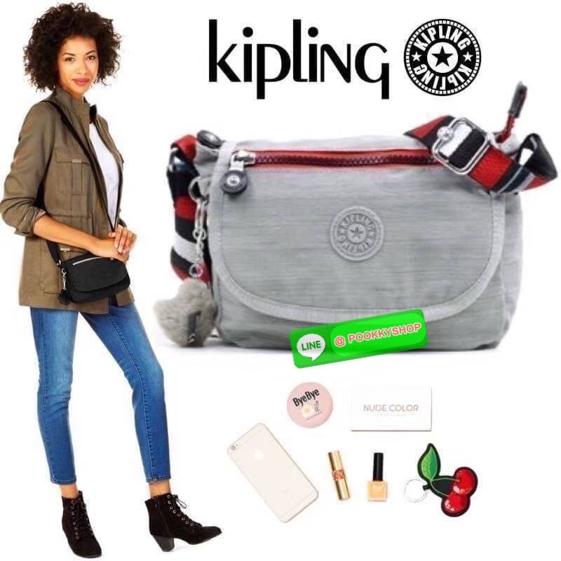 KIPLING SABIAN CROSSBODY MINI BAG กระเป๋าสะพายข้าง วัสดุ Nylon & Polyester 100% ขนาดเล็กกำลังน่ารัก เปิด-ปิดด้วยฝาปิดกระดุมแม่เหล็กและซิปแบรนด์ ด้านในทีแท็กแบรนด์