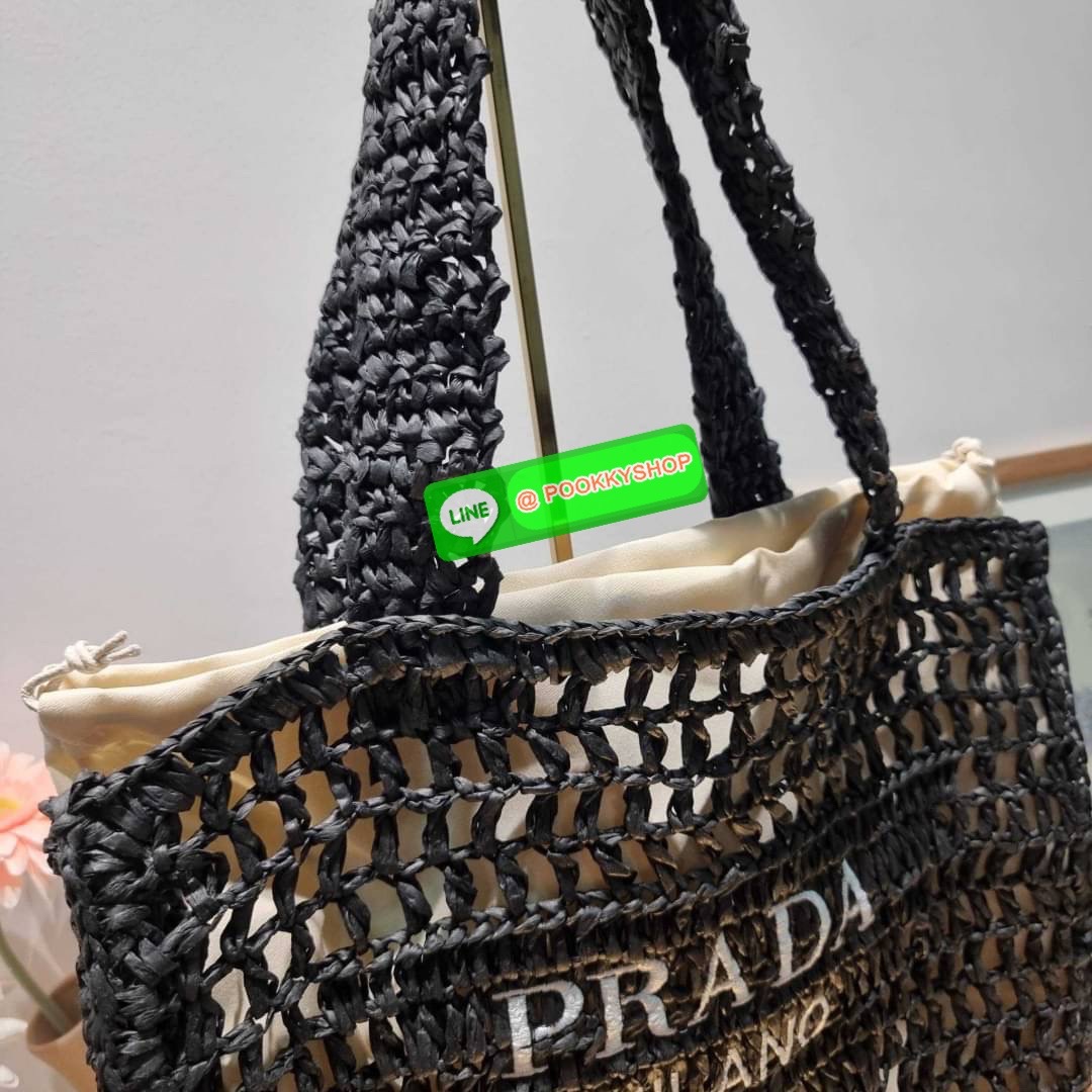 PRADA RAFFIA TOTE BAG สวยไม่ซ้ำใคร สไตล์บีช เหมาะมากกับการสะพายไปเที่ยวทะเล หรือจะใช้ในวันสบายๆก็ตอบโจทย์ กับกระเป๋าสะพายสานใบใหญ่ ตัวกระเป๋าเป็นวัสดุสังเคราห์จากธรรมชาติ สานทอเต็มใบออกมาเป็นลวดลายสวยงาม มีกระเป๋าซับในให้ สำหรับใส่ของเป็นสัดส่วน และรูดปาก
