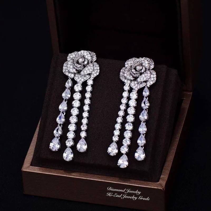 New Arrival !!! Diamond Earring ต่างหูเพชร ต่างหูออกงาน ตกแต่งด้วยเพชร CZ แท้ งานสวยน่ารัก ดีไซน์กุหลาบ เก๋มากๆค่ะ เพชรวิ้งที่สุด มีคลาสมากๆค่ะ ดีไซส์สวยดูผู้ดีมากๆค่ะ งานรุ่นการันตีความสวยเลยนะคะ เพชรวิ้ง เพชรเยอะ เพชรละเอียดม้ากกกก เพชรสวยมากกก ดีไซส์โม