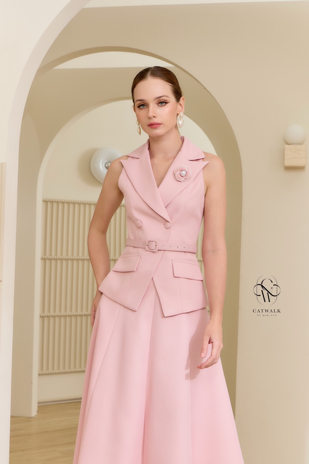 ชุดเซทแฟชั่น เซตสูทแขนกุดเข็มขัด+กระโปรงทรงย้วย เนื้อผ้าเกรดเอ ผ้าทอมีลายในตัว