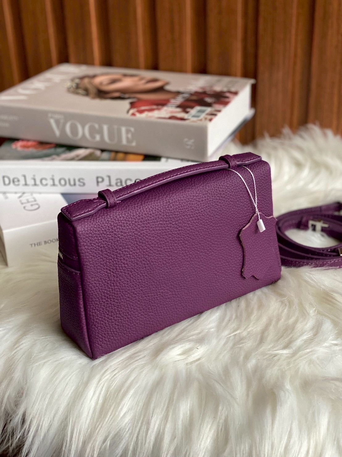 LP กระเเสเรียบหรูดูเเพงเเบบไม่ตะโกน ต้องยกให้รุ่นนี้เลยค่า งานตัดเย็บสวยมากกก เป็นหนังวัวเเท้ สัมผัสดีมากก จุของให้ครบ มือถือใส่ได้ทุกรุ่น มาพร้อมสายสะพายยาว