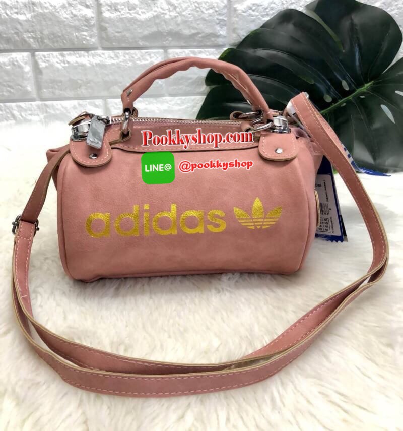 New in พร้อมสีออกใหม่จร้าา !!! Adidas mini shoulder bag and messenger bag 2018 กลับมาอีกครั้ง! กระเป๋าสะพายข้างแนวสปอร์ต วัสดุ pu หนังนิ่ม น้ำหนักเบาค่ะ ใช้ได้ทั้งด้านหน้าและหลังค่ะ ตัวกระเป๋าสกรีนโลโก้แบรนด์ เปิดปิดกระเป๋าแบบซิป ภายในโล่ง กว้างสามารถใส่ม