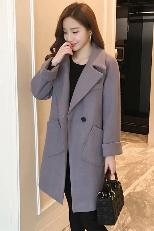 เสื้อโค้ทแฟชั่นนำเข้า : เสื้อโค้ทแฟชั่น Overcoat พร้อมส่ง สีเทา ตัวยาว คอปก สุดเท่ห์ Overcoat แนวดาราซีรี่เกาหลีใส่กันเลยนะคะ กระดุมหน้าเก๋ คัตติ้งสวย เนื้อผ้าดีมากค่ะ คุ้มค่าเกินราคาแน่นอนค่ะ ดูไฮโซ ใส่ไปต่างประเทศได้ สบายเลยค่ะ มีกระเป๋าสองข้าง มีซับใน