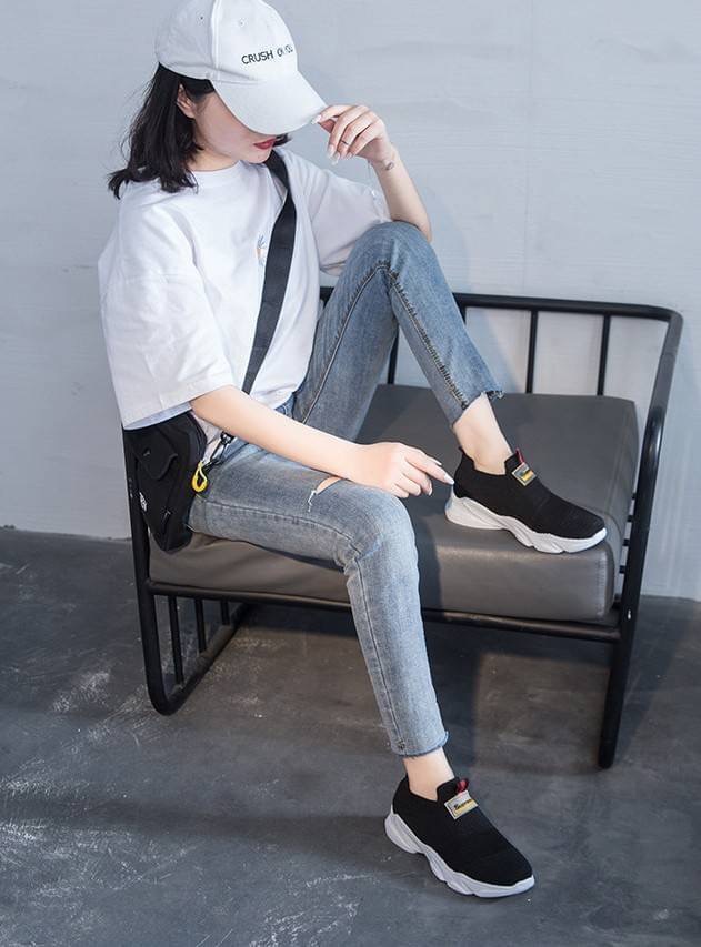 รองเท้าสลิปออนนุ่มๆเพื่อสุขภาพ ทรงสปอร์ต แฟชั่นมาแรง ไม่อยากให้พลาดเลยสำหรับรุ่นนี้ !! วัสดุผ้าทอเนื้อหนานุ่มขึ้นทรง ใส่สบาย กระชับ ยืดหยุ่นมากๆ ดีไซน์สวยเก๋ พื้นยาง 1.5 นิ้ว เดินสบายไม่เมื่อยเท้า ทรงอูมไม่บีบอัดหน้าเท้า ใครได้ใส่ต้องหลงรักแน่นอน คู่เดียว