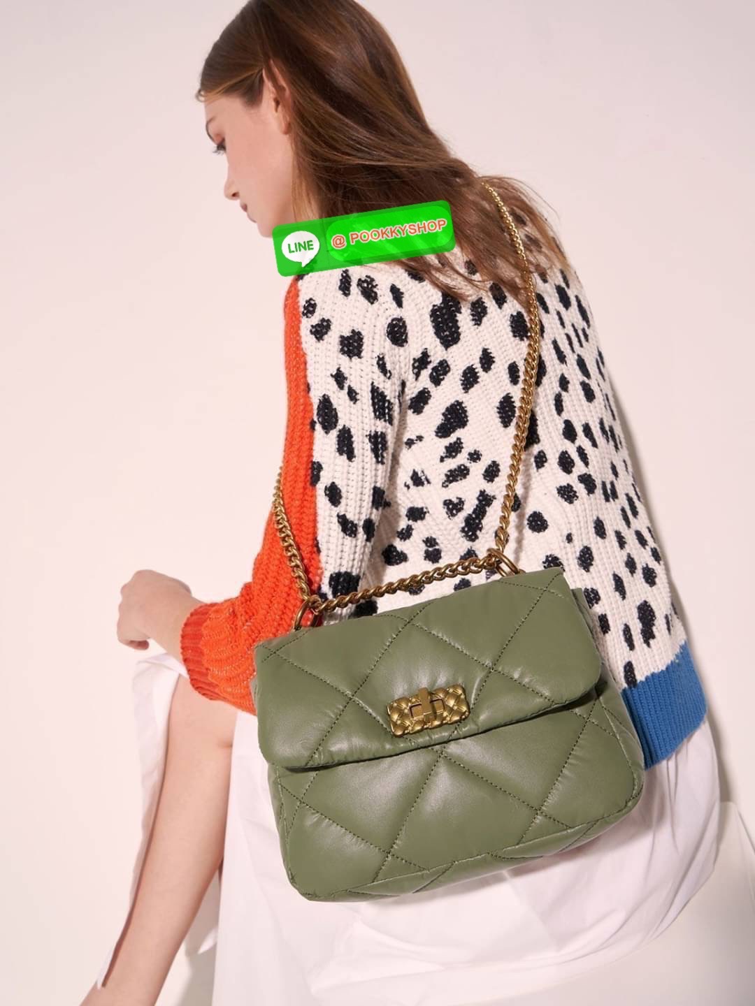 Charles & Keith Paffuto Padded Shoulder Bag มาเพิ่มสีสันให้กับสไตล์ในวันพักผ่อนสบายๆของคุณให้ดูสนุกขึ้น ด้วยกระเป๋าสะพายไหล่ขนาดกลางที่โดดเด่นด้วยหนังเย็บบุลายตาราง โก้หรูด้วยดีไซน์ตัวล็อคโลหะที่เข้ากับสายสะพายโซ่ เปิดปิดแบบตัวหมุนล็อก ด้านในจุของได้เยอะ