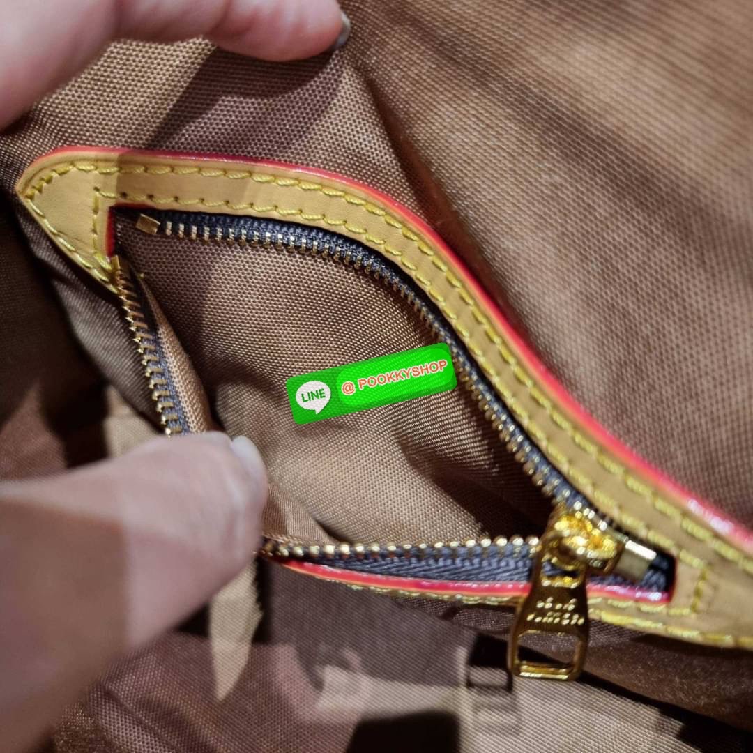 Rare item!! LV sologne crossbody bag ที่สุดของรุ่นหายากที่จัดเต็มให้แบบฟูลเซ็ท กระเป๋าสะพายราคาสุดคุ้มจากเคาน์เตอร์ dutyfree ที่ดีไซน์ออกมาน่ารักน่าใช้ ขนาดกำลังสวยมาก วัสดุหนังแคนวาส เปิด-ปิดด้วยกระดุมแม่เหล็ก ภายในโล่ง มีช่องซิปแยกให้ ใส่ของสำคัญได้สบาย