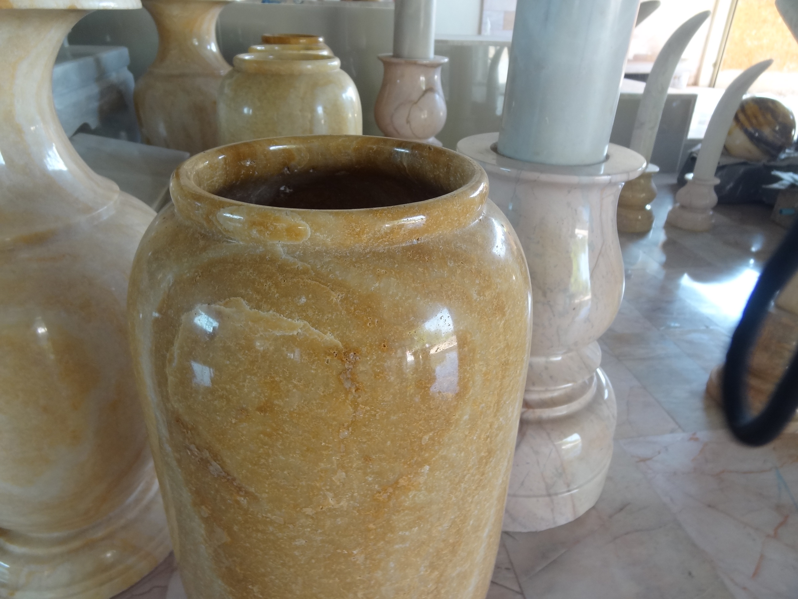 แจกันหินอ่อน 1 คู่ ขนาดสูง 50 เซนติเมตร กว้าง 20 เซนติเมตร หยกน้ำผึ้ง