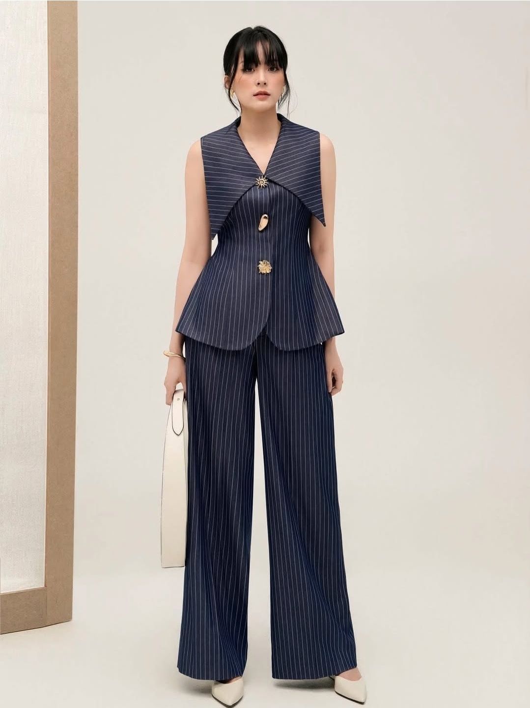 ชุดเซทแฟชั่น Stripe navy set ที่โดดเด่นด้วยการเลือกกระดุมโลหะสีทองดีไซน์แจ่ละเม็ดไม่ซ้ำกัน
