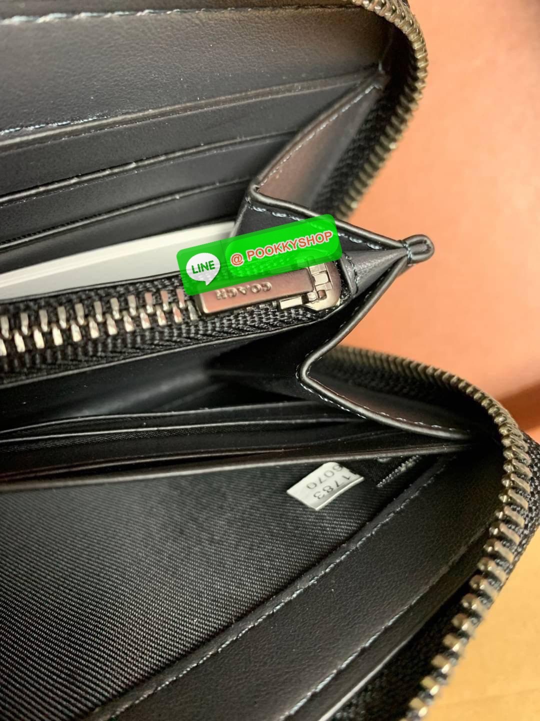 COACH ACCORDION ZIP WALLET IN SIGNATURE CANVAS กระเป๋าสตางค์ใบยาว ซิปรอบ ใช้งานง่าย ด้วยฟังค์ชั้น ด้านใน ใส่บัตรได้จุใจ มีช่องซิปใส่เหรียญตรงกลาง โดนใจหลายๆคนไปเรียบร้อยและคลาสสิค เรียบหรูดูแพงตลอดกาล ยกให้รุ่นนี้เลย