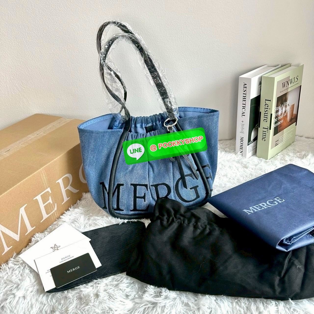 Merg A Day Bag Medium เฉดสีใหม่ 2 สี Smoky Denim กระเป๋ายีนส์ทรงโท้ท ดีไซน์เรียบเท่แต่มีลูกเล่นด้วยเชือกรูด เปิด-ปิดสะดวก ใบใหญ่จุของได้เยอะ มาพร้อมช่องด้านในและตัวล็อกสายคล้องกุญแจเพิ่มความปลอดภัย เหมาะกับสาวสายชิคที่ชอบสไตล์ลำลองแต่ยังดูมีคลาส ขนาดกระเป