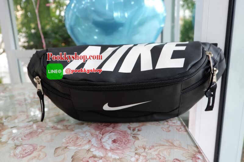 Brand : Nike กระเป๋าคาดเอว สะพายข้างใบใหญ่ เก็บของได้เยอะ ภายนอกมี2 ซิป ภายใน มีซิปเล็กไว้เก็บของ สายสะพายปรับได้ ใส่ได้ทั้งผู้หญิง และ ผู้ชาย