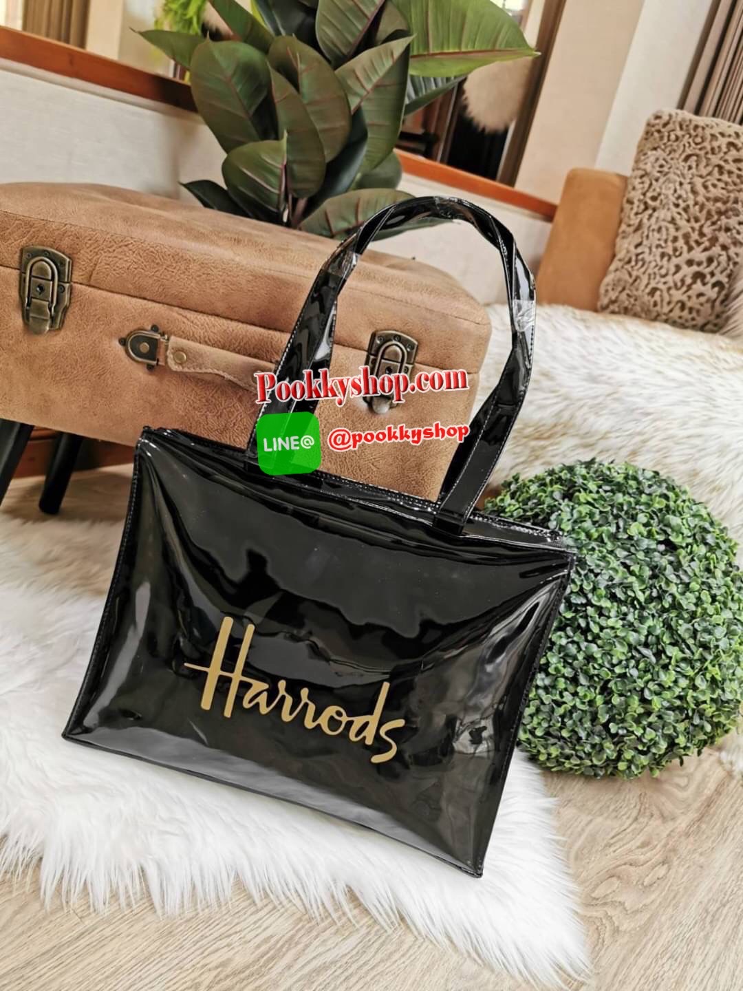Restock พร้อมส่งแล้วค่ะ! Harrods London Top-handle Shopping Bag Large กระเป๋า Shopping Bag (Size L) แบรนด์ดังจากอังกฤษไอเท็มยอดนิยม PVC+Polyester 100% ของแท้ใบใหญ่ เนื้อหนาอยู่ทรง กันน้ำ แข็งแรง น้ำหนักเบา เปิดปิดด้วยซิปสะดวกใช้หัวซิปปั้มโลโก้แบรนด์อะไหล่