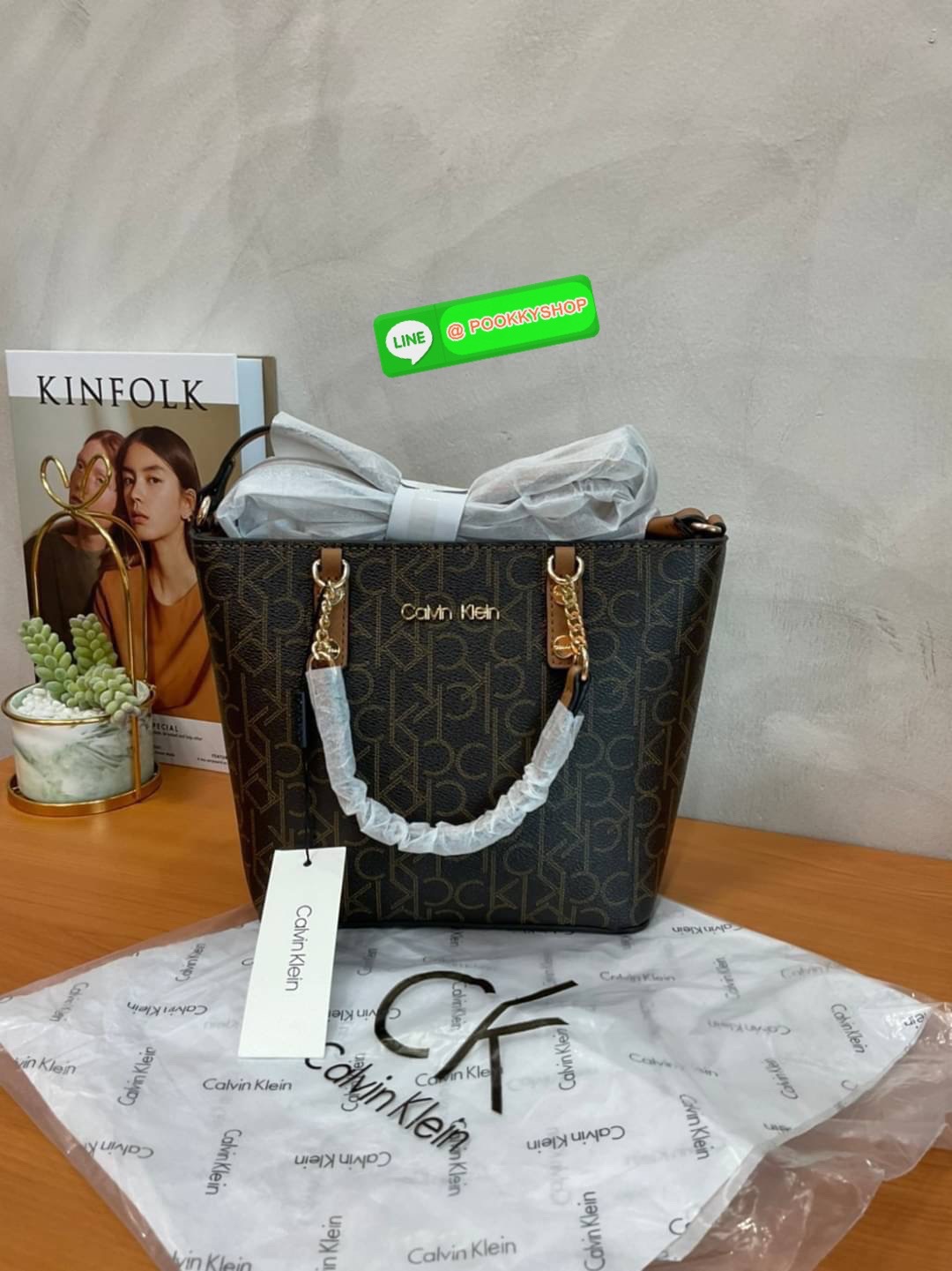 Calvin Klein Monogram Shopping Bag คอลเลคชั่นใหม่ล่าสุด ของมันต้องมี สวยหรูดูแพงมาก สำหรับรุ่นนี้!!! กระเป๋าถือ/สะพาย Crossbody รุ่นใหม่ชนช้อป รุ่นยอดนิยม วัสดุ PVC คุณภาพดี น้ำหนักเบา ด้านหน้าประดับด้วยโลโก้แบรนด์ ตัวกระเป๋าลาย monogram สวยหรู รอบใบ มาพร