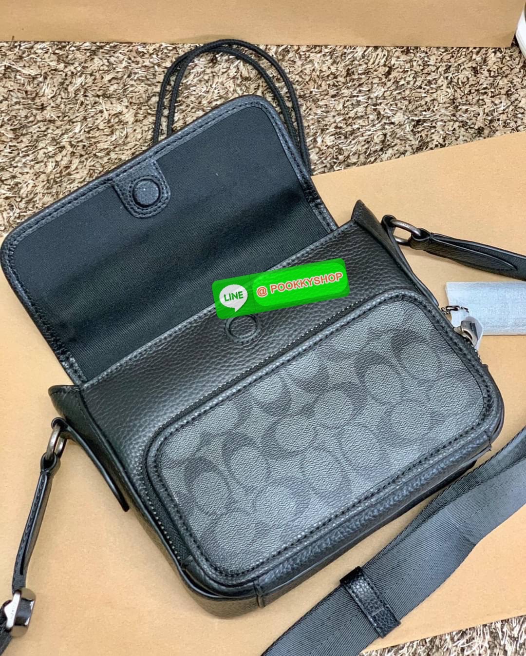 NEW ARRIVAL! COACH SULLIVAN FLAP CROSSBODY IN SIGNATURE ((C9870)) พร้อมส่งก่อนใคร! ทรง สวยเก๋ กระเป๋าสะพายแบบครอสบอดี้ร์ของคุณผู้ชายเค้าเลยค่ะ หนังแท้2แบบสวยงาม น่าใช้มากๆ ✔️รุ่นนี้พิเศษห้อยป้ายแแบรนด์ด้านข้างมาให้2ป้ายเลยค่ะ ด้านหน้ามีช่องซิปใส่มื